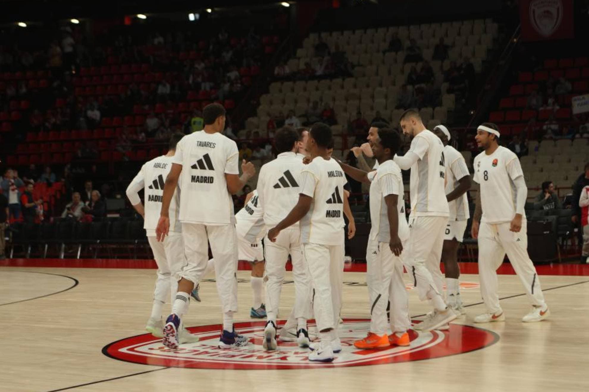 Los jugadores del Real Madrid hacen una piña antes del partido ante el Olympiacos.