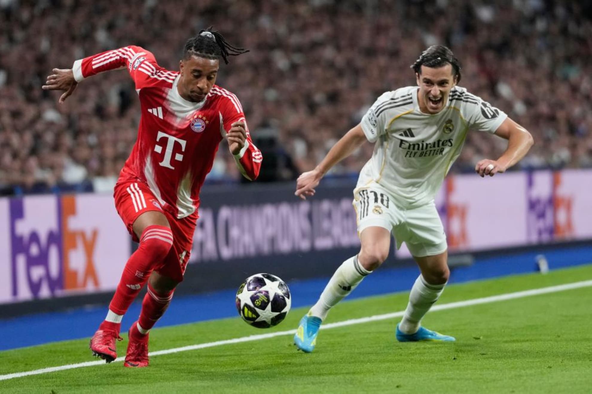 Michael Olise se marcha de Álvaro Carreras.