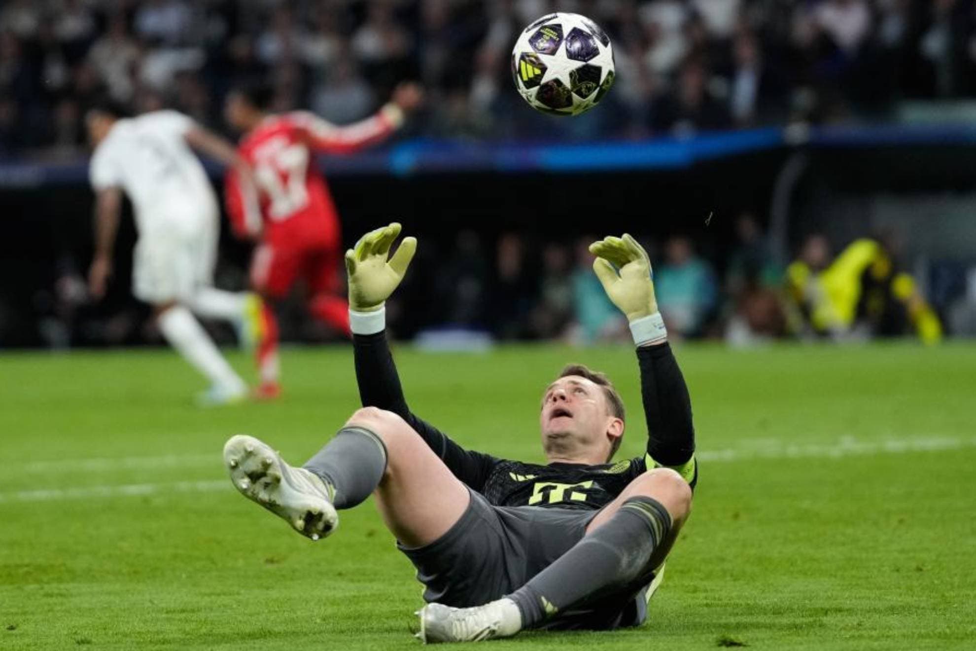 Neuer recoge un balón desde el suelo en el partido ante el Madrid.