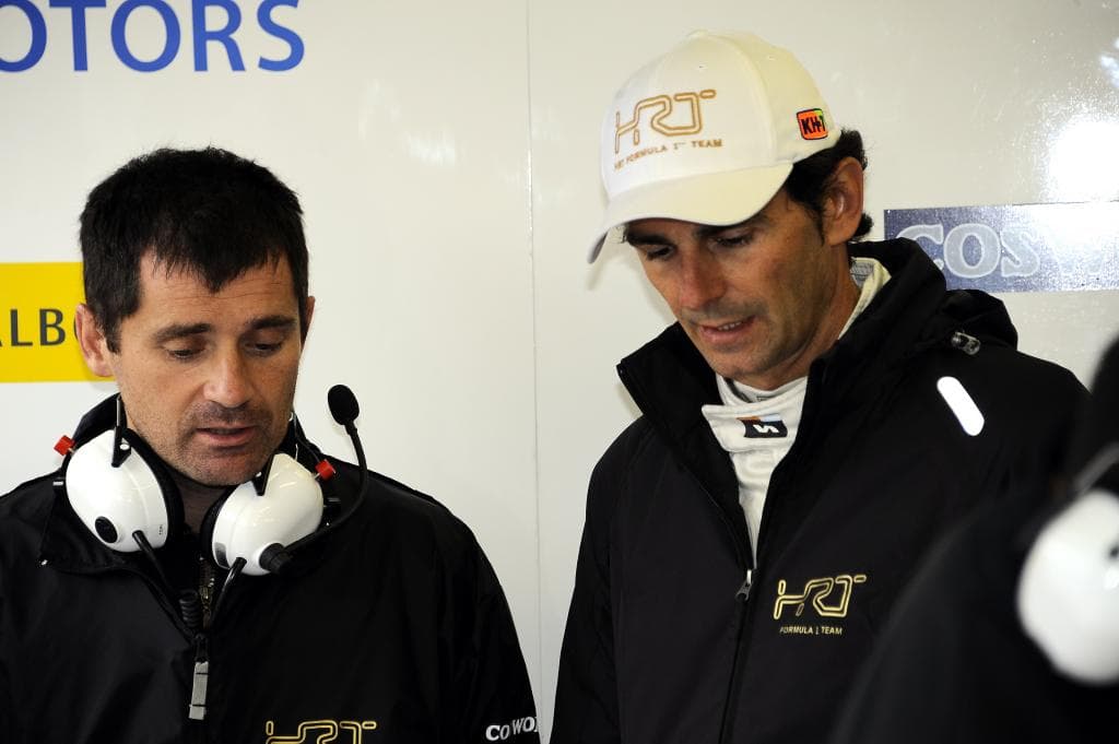 Cuquerella conversa con Pedro de la Rosa en su etapa en HRT.