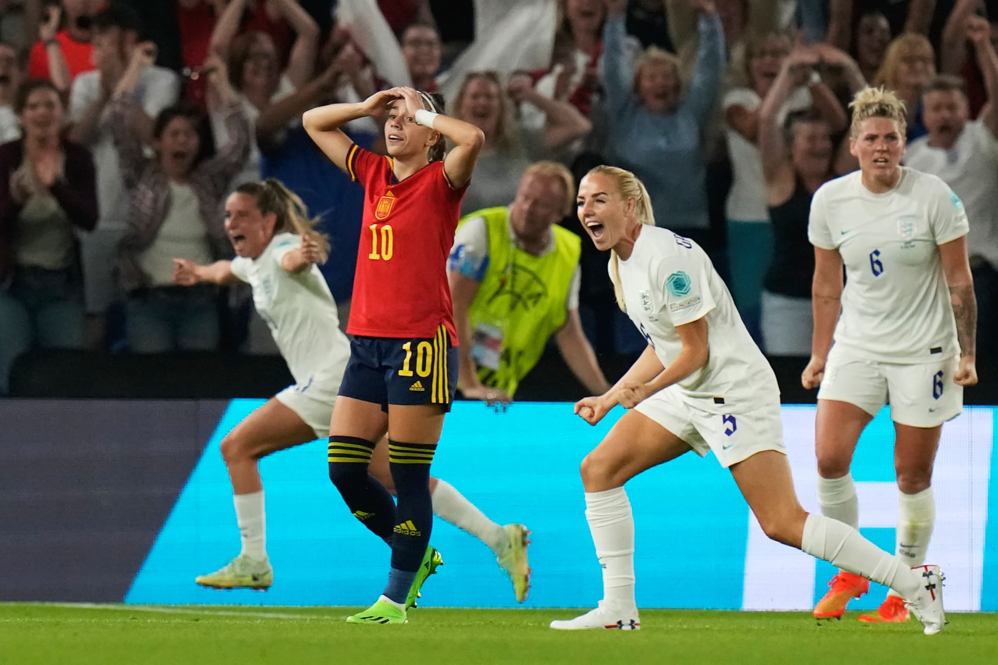 Athenea del Castillo lamenta el gol de Ella Toone en la Eurocopa de 2022