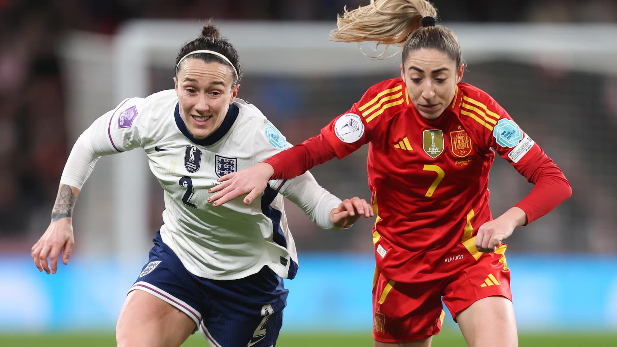 Lucy Bronze y Olga Carmona pujan por un balón en Wembley