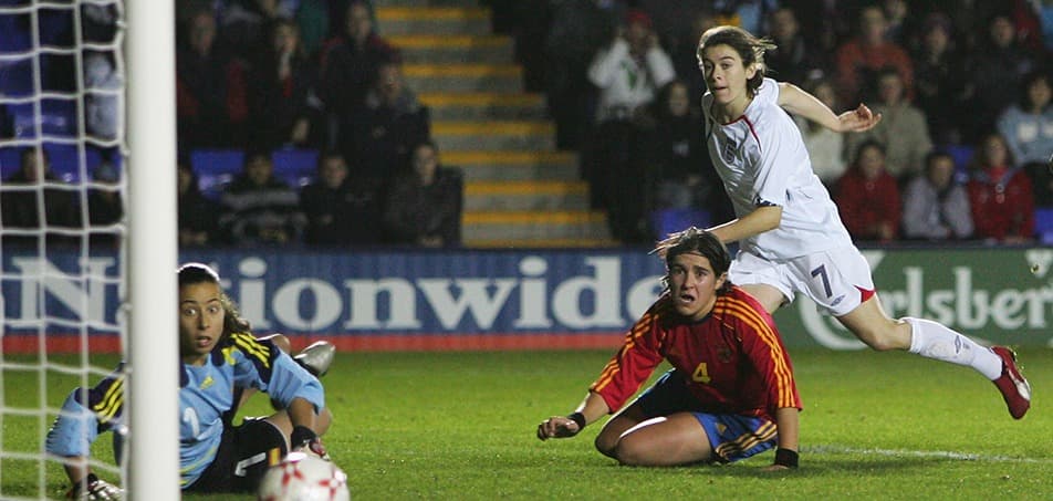 Karen Carney anota en Shrewsbury ante la mirada de Ainhoa Tirapu y Mely Nicolau