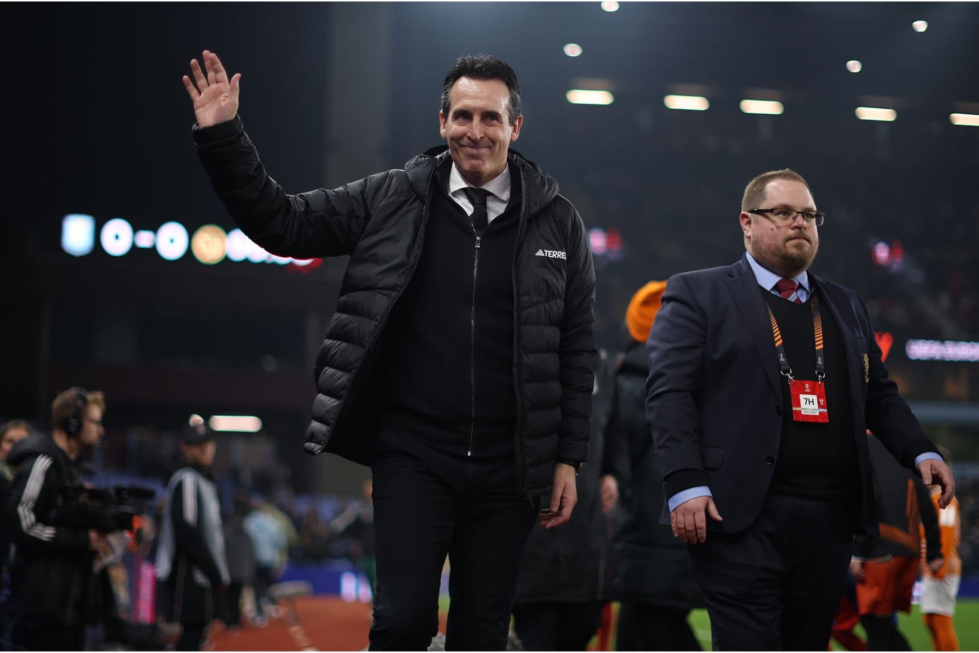 Unai Emery saluda a la afición en Villa Park