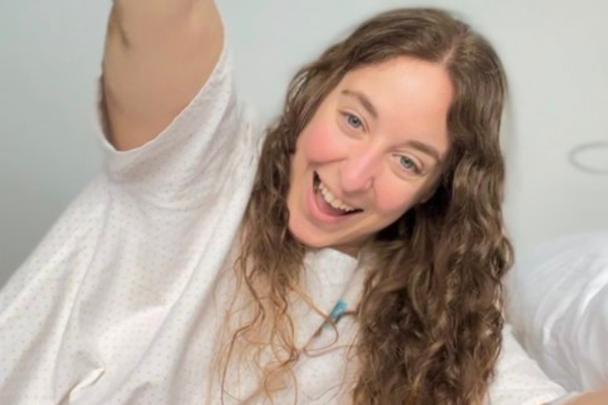 Loida Zabala celebra que le hayan dado el alta en el hospital.