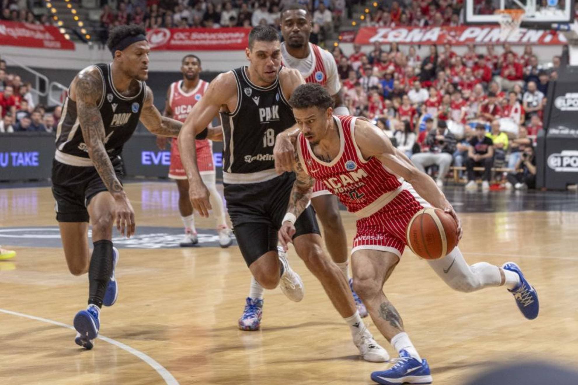 Radebaugh intenta penetrar a canasta en una acción del partido.