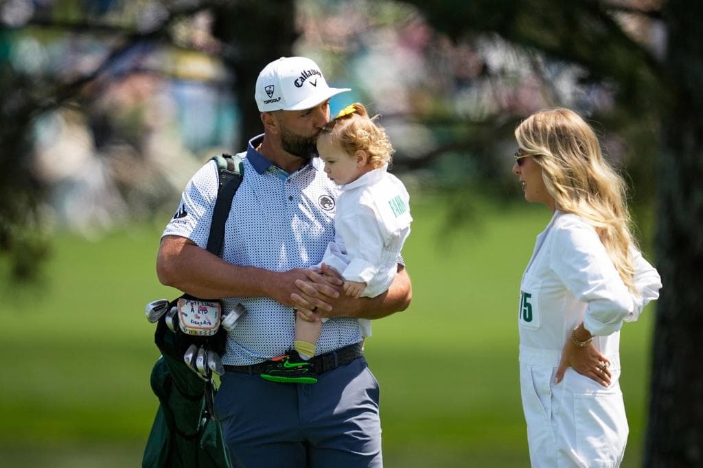 Jon Rahm, con su hija Alaia en brazos, y Kelley, su esposa