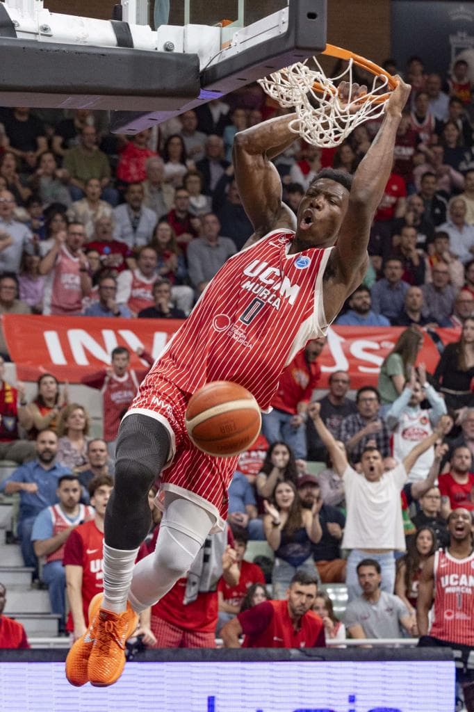 Ccaok machaca el aro durante el partido.