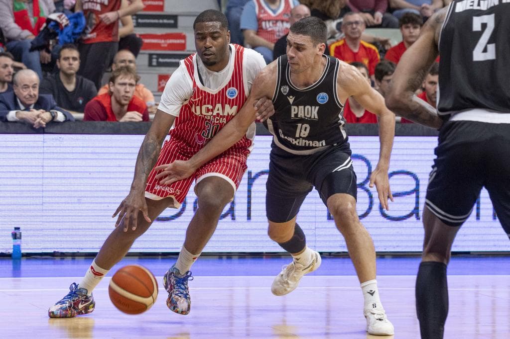 Kelan Martin trata de generar una buena situación ofensiva.