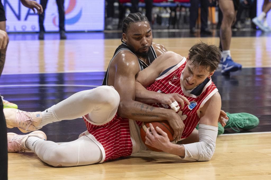 Will Falk lucha un balón ante Ben Moore.