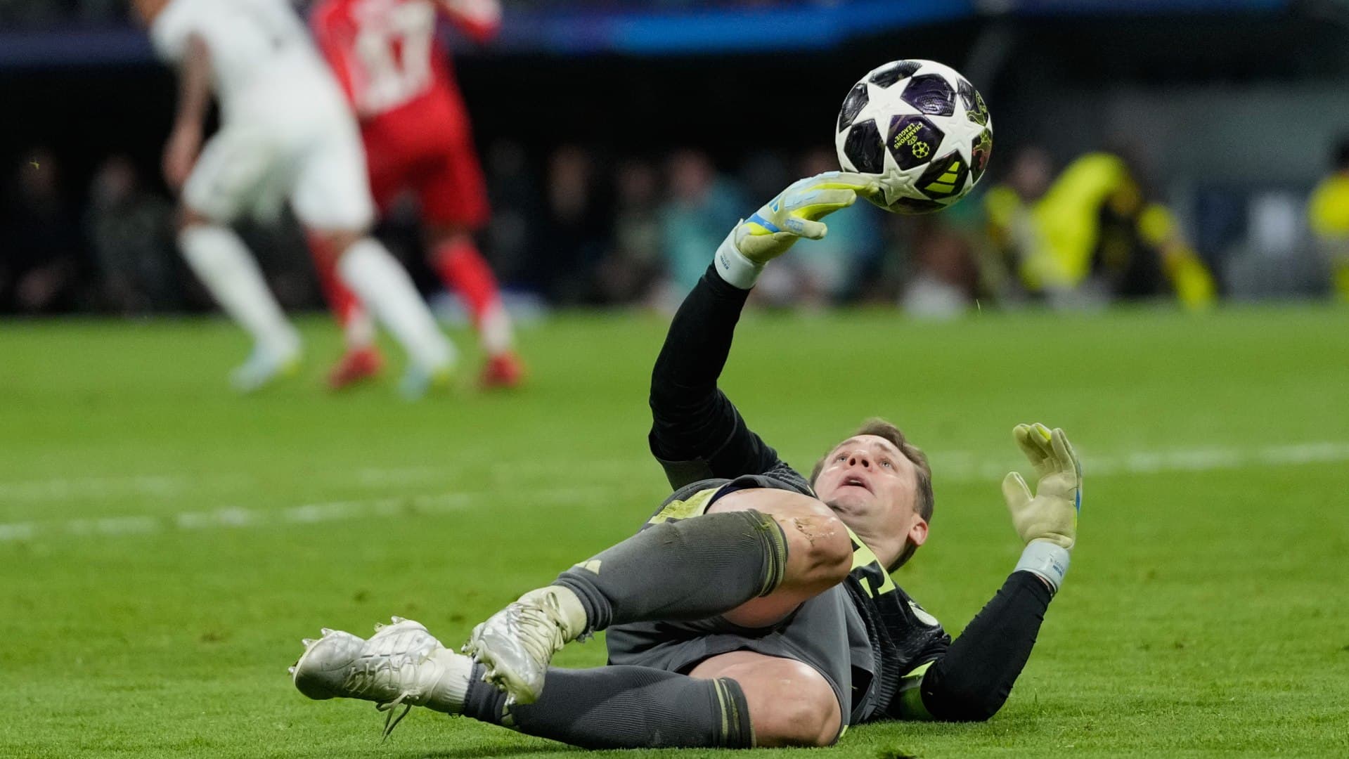 El portero del Bayern fue la gran estrella de los alemanes con un recital de paradones a sus 40 años.