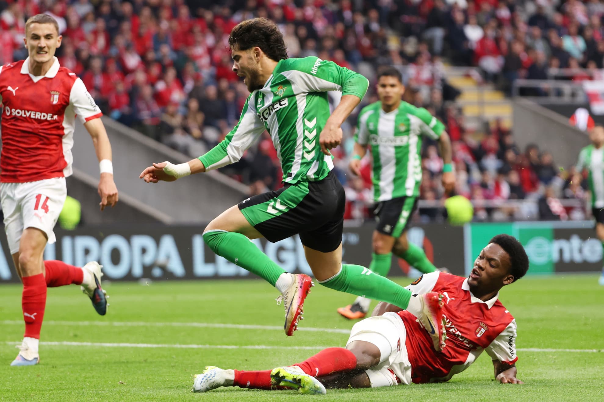 Abde, derribado en Braga en la jugada del penalti