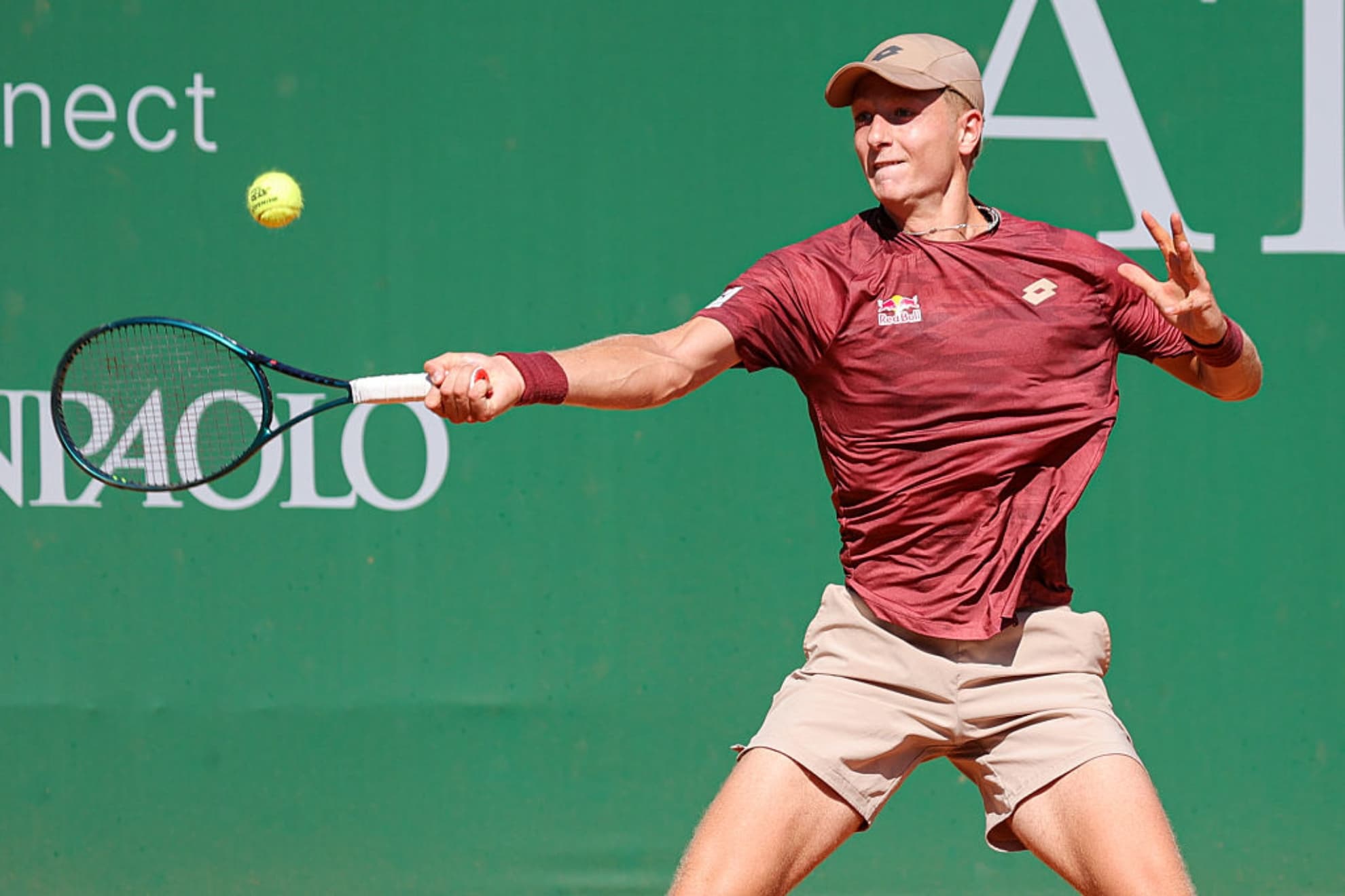 Landaluce pega de derecha.