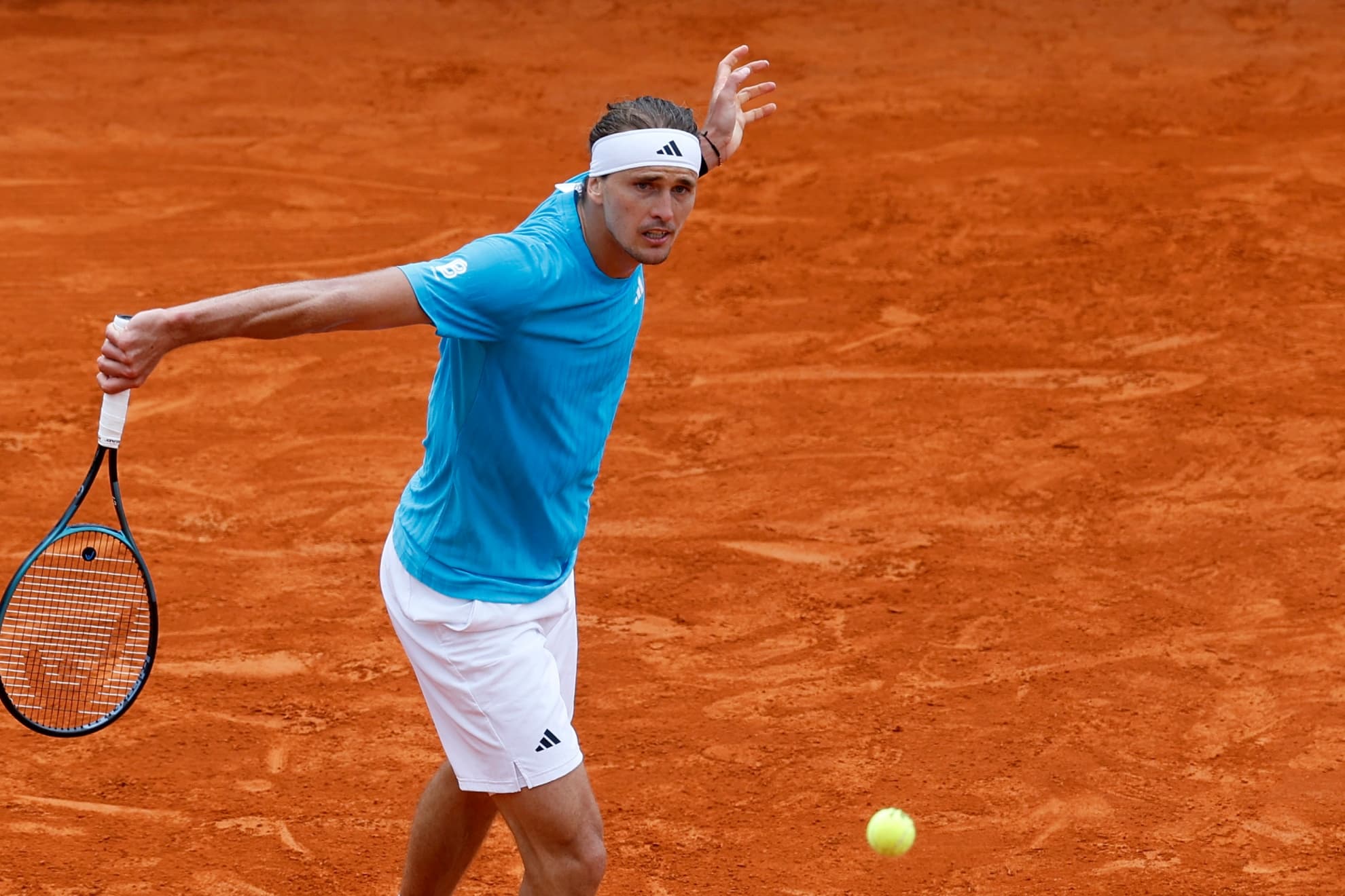 Zverev corta la pelota de revés.