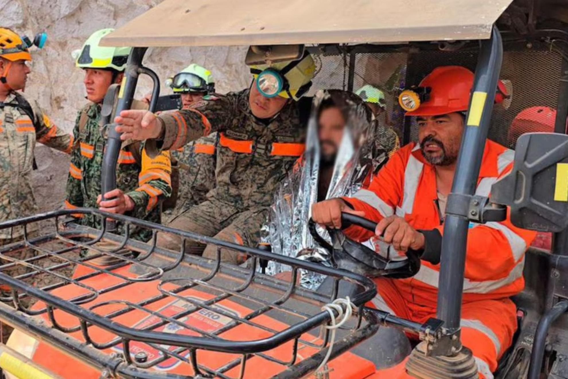 Francisco Zapata Nájera, en el centro de la imagen, abandona la mina tras ser rescatado.