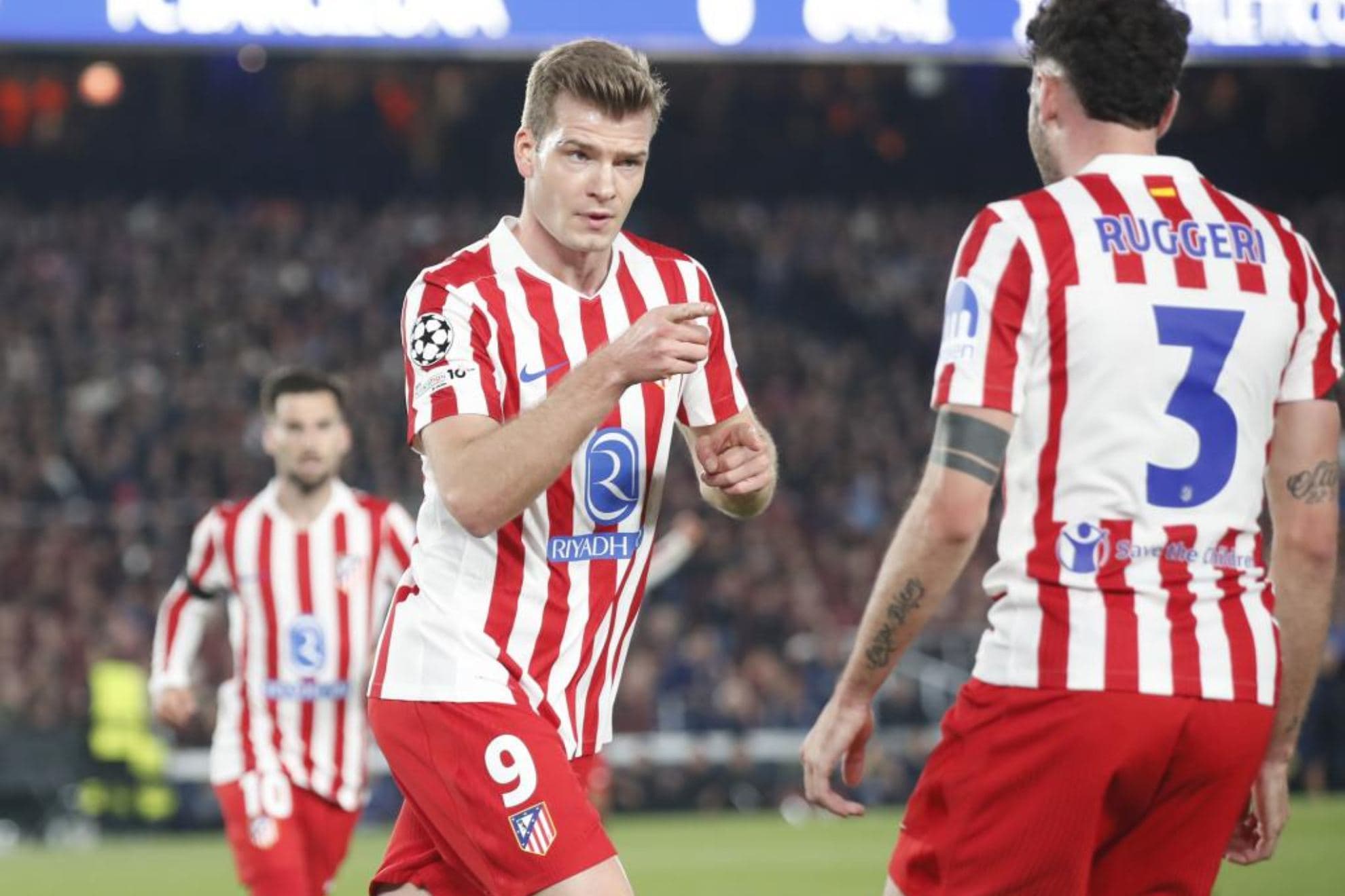 Sorloth celebra con Ruggeri el 0-2 del Camp Nou-.