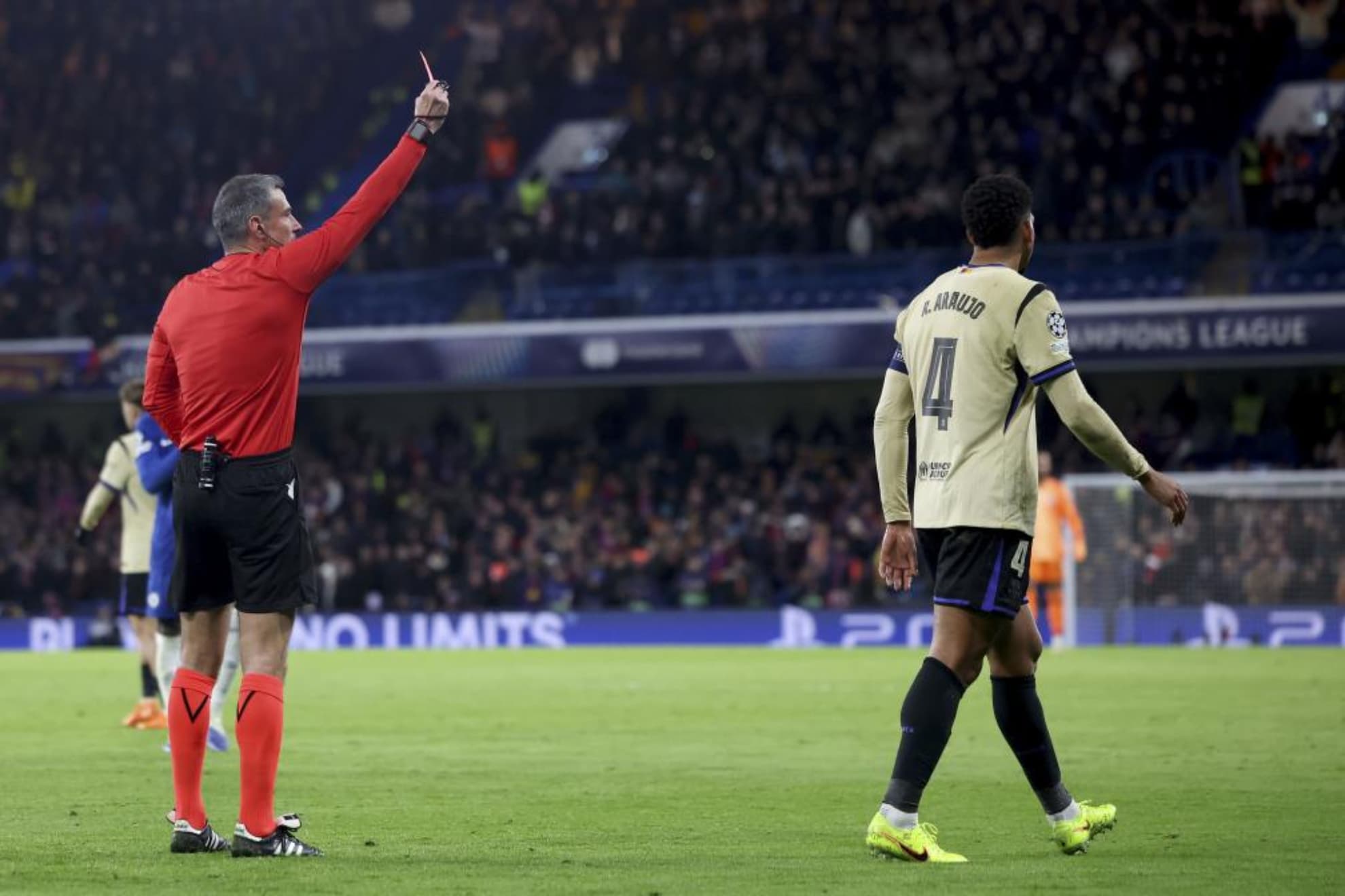 Araujo ve la roja contra el Chelsea.
