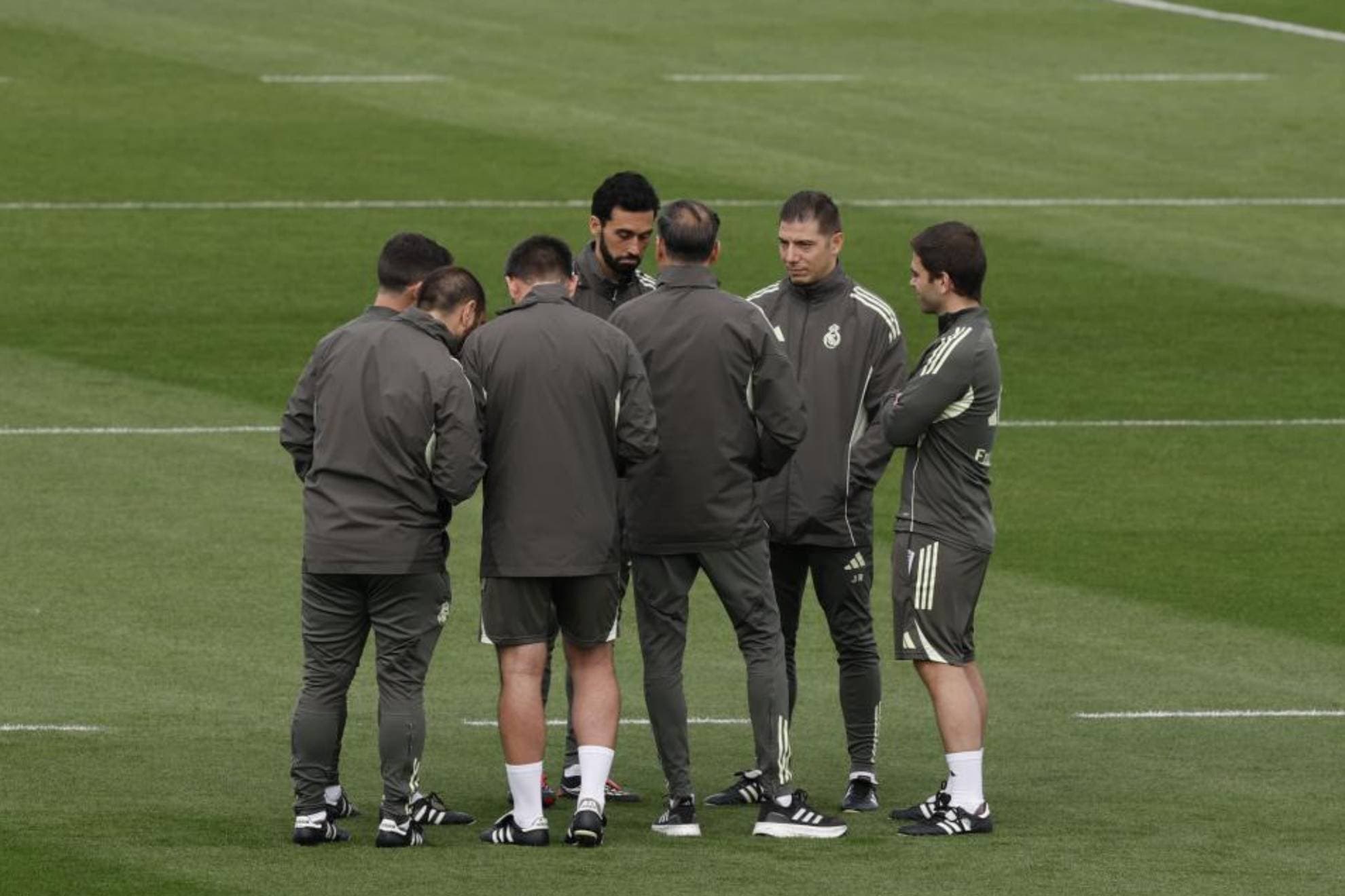 Arbeloa y todo su staff, reunido en Valdebebas en el entrenamiento de esta mañana.