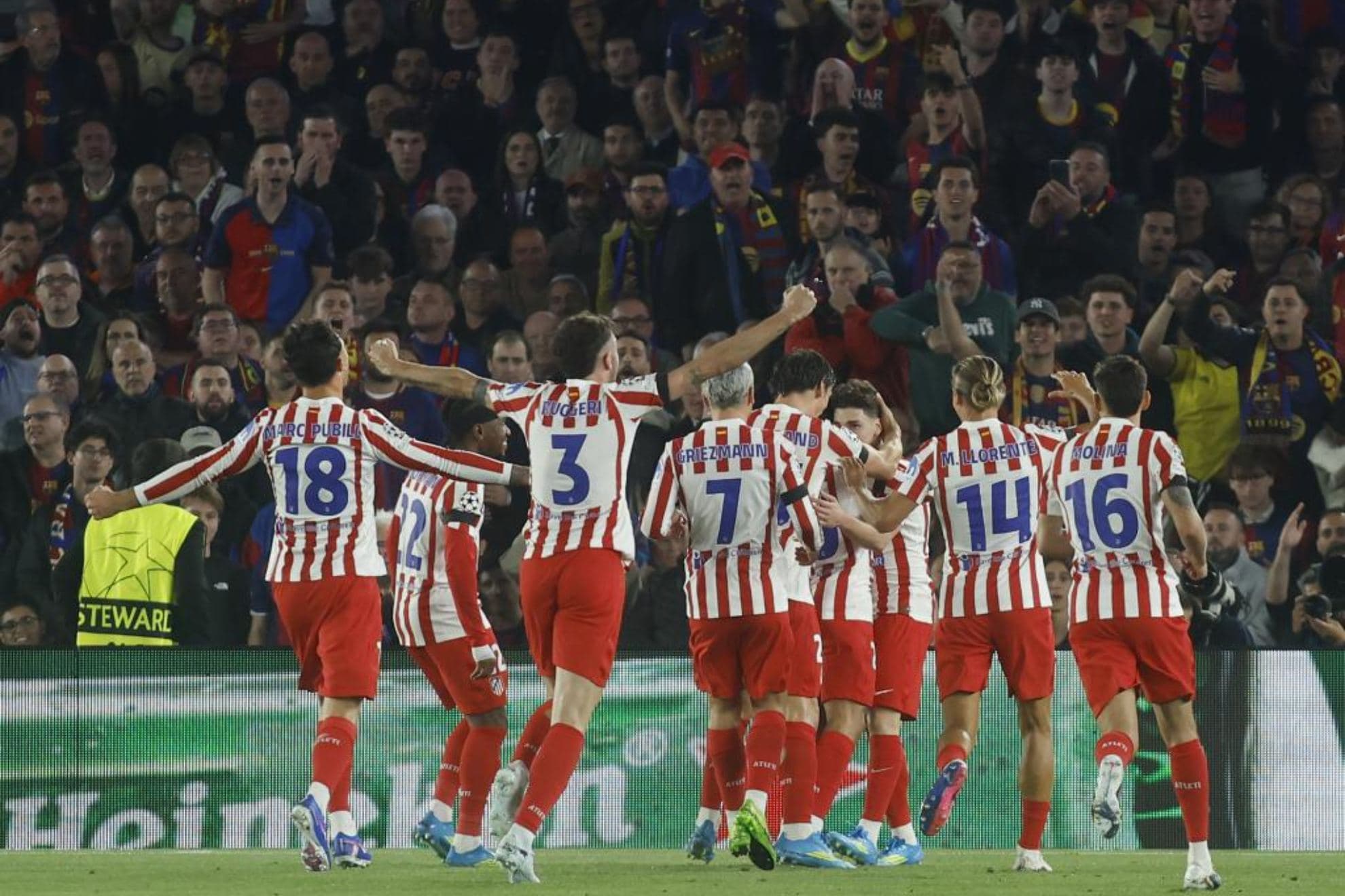 Los jugadores del Atlético celebran en el Camp Nou.