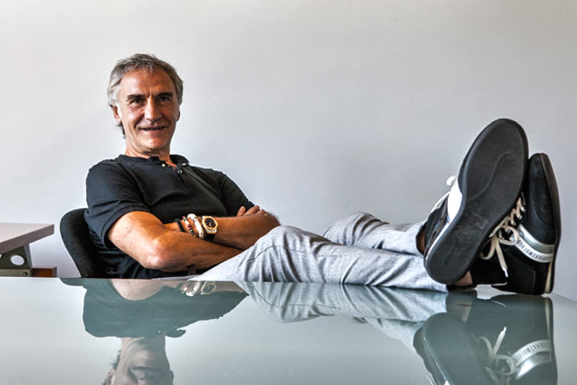 Peio Uralde posa en su despacho de la agencia de futbolistas IDUB. en la que trabaja.