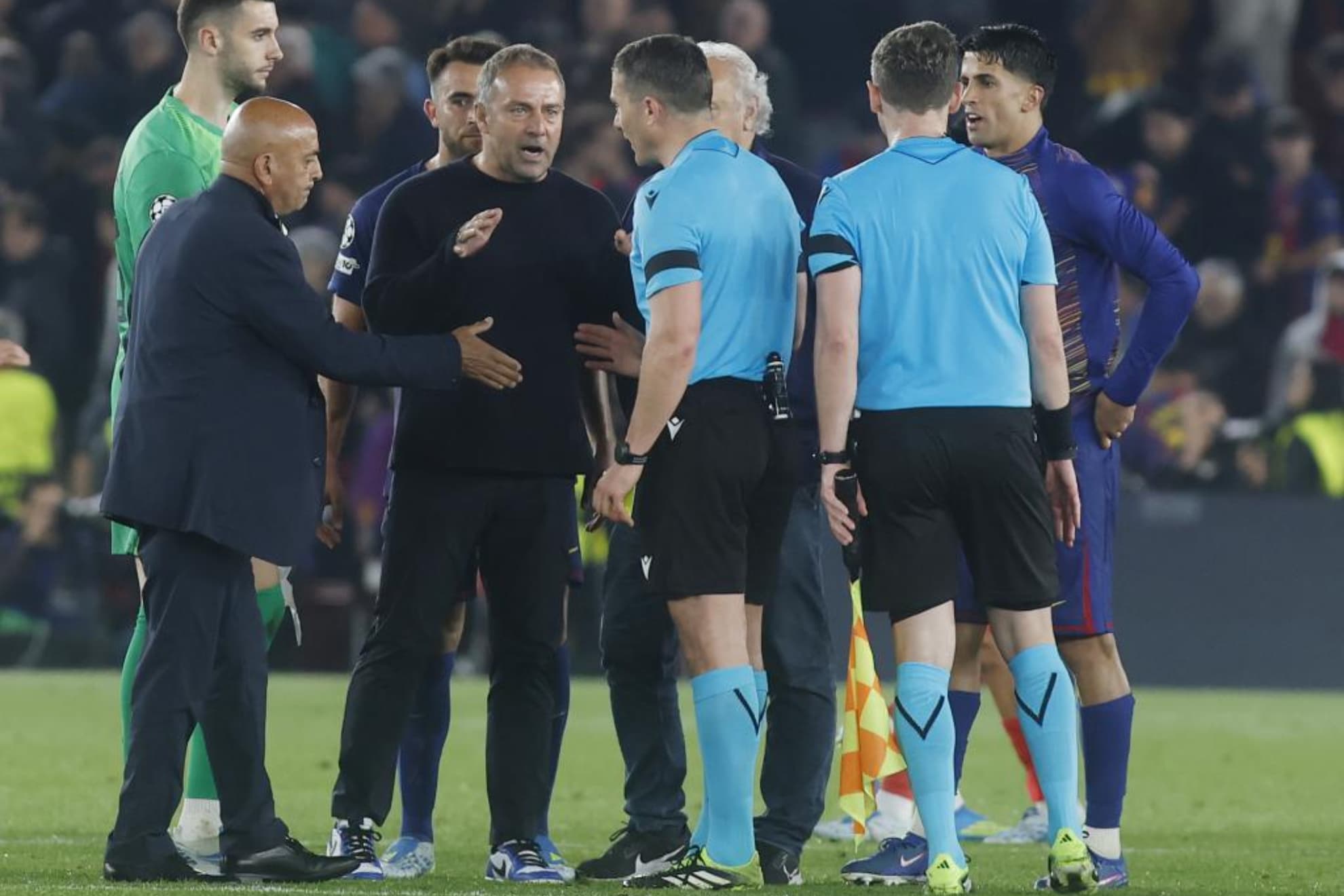Flick dialoga con los colegiados, tras el encuentro contra el Atlético.