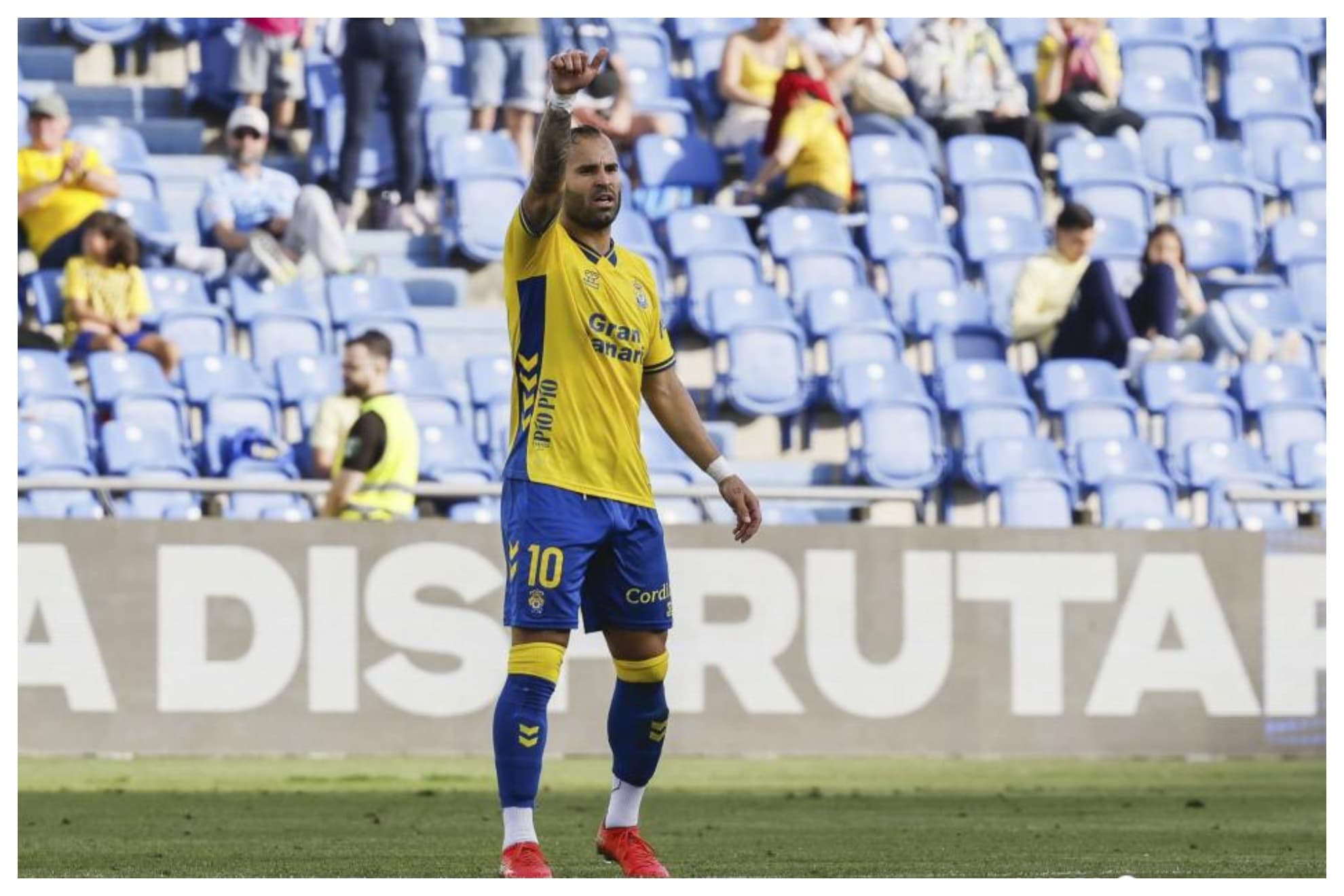 Jesé hace la señal de aprobación durante un partido en el Gran Canaria