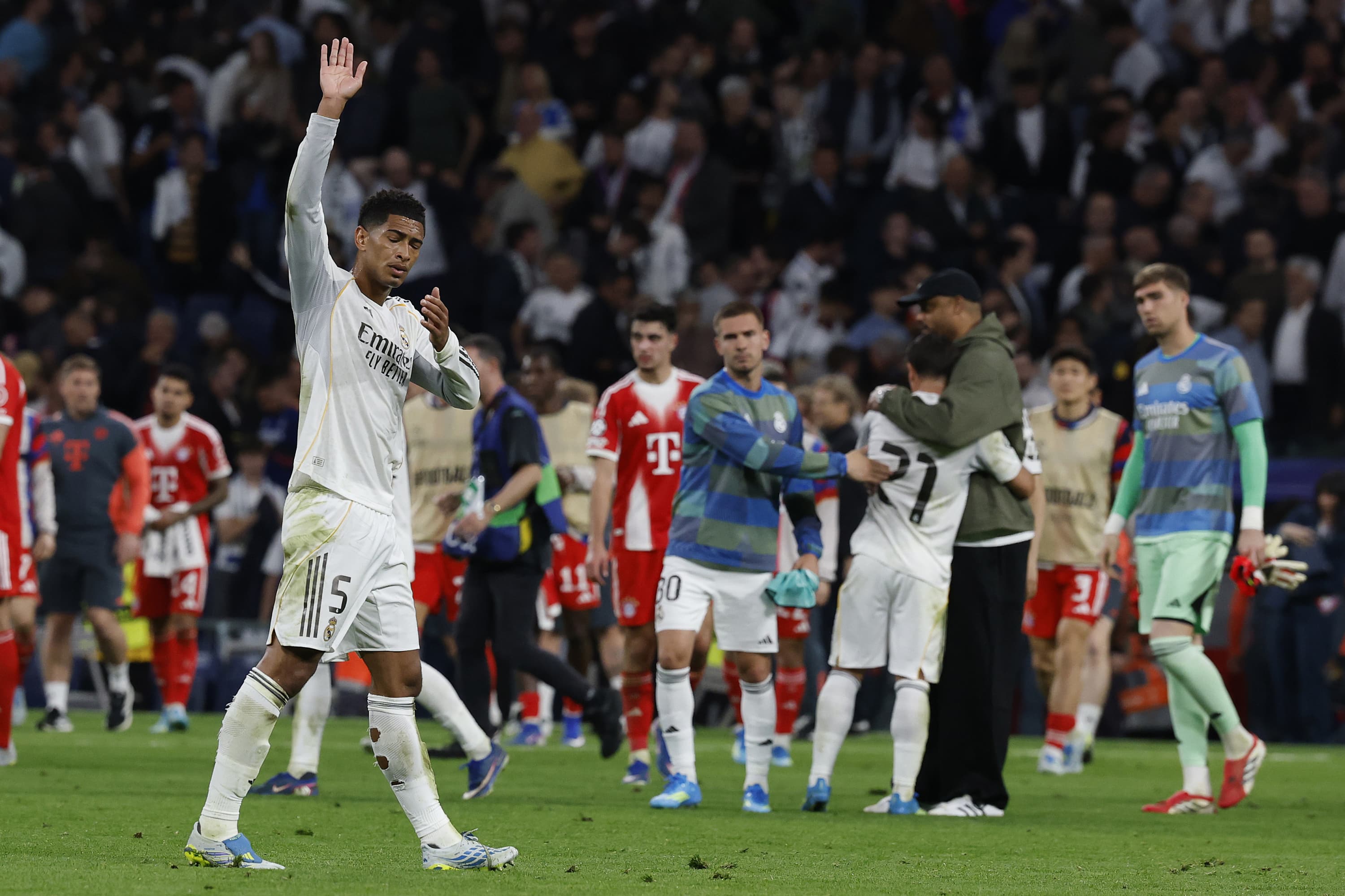 Bellingham saluda a la afición en el Bernabéu tras el Real Madrid-Bayern.