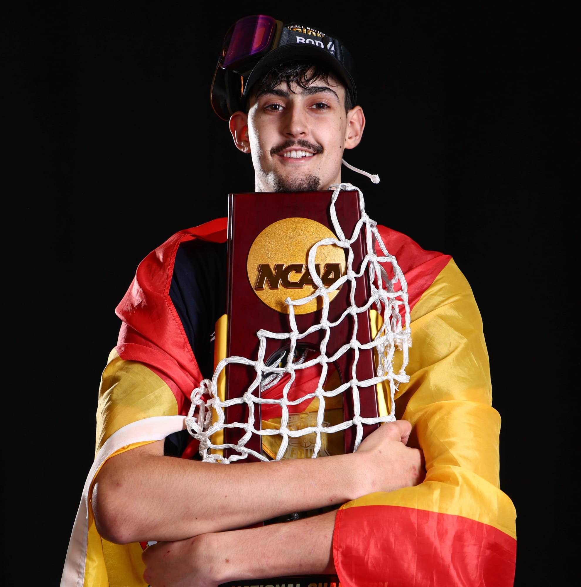 Mara, con la bandera de España y el trofeo de campeón de la NCAA
