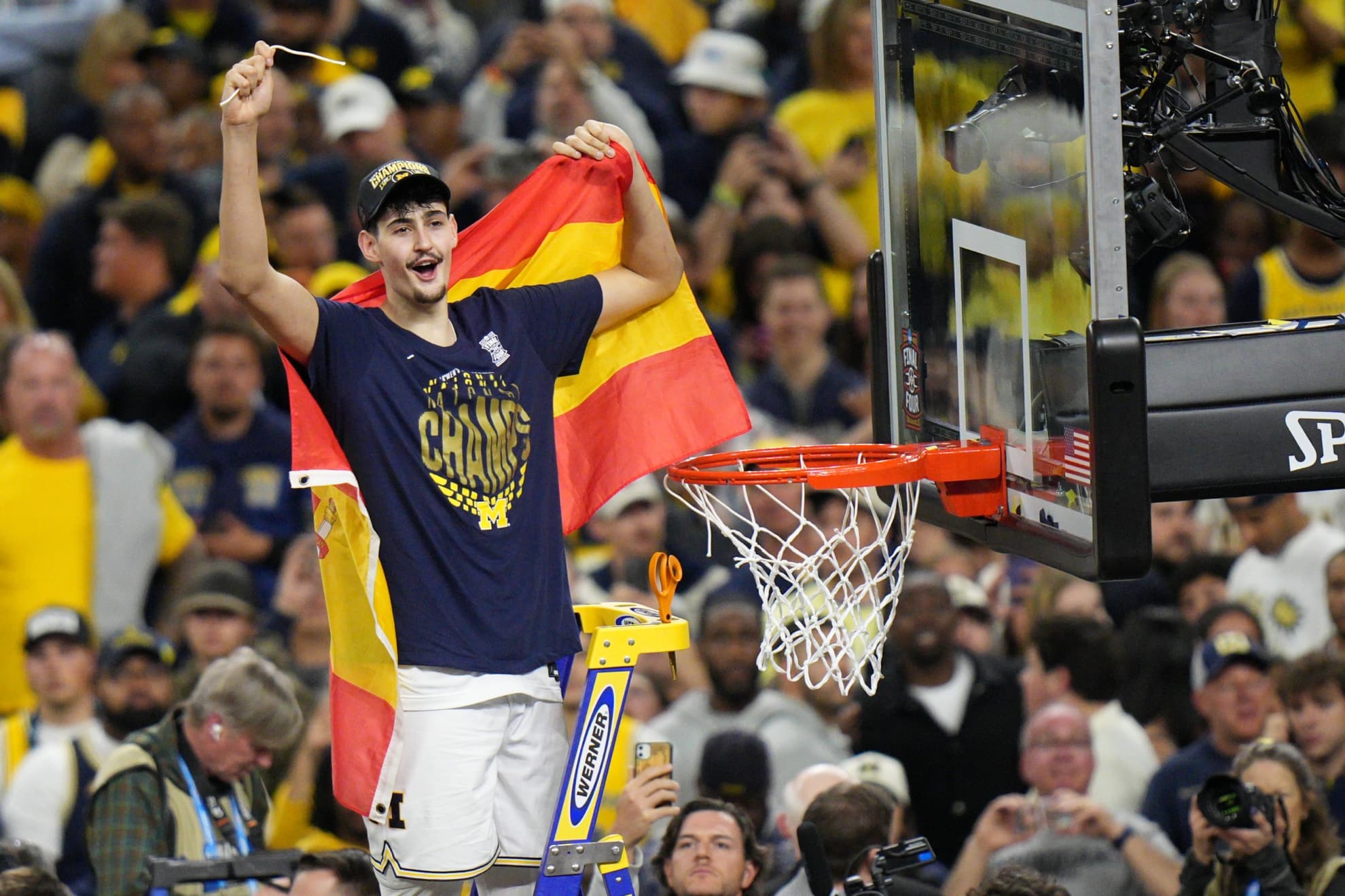 Aday Mara celebra el título y corta un pedazo de red