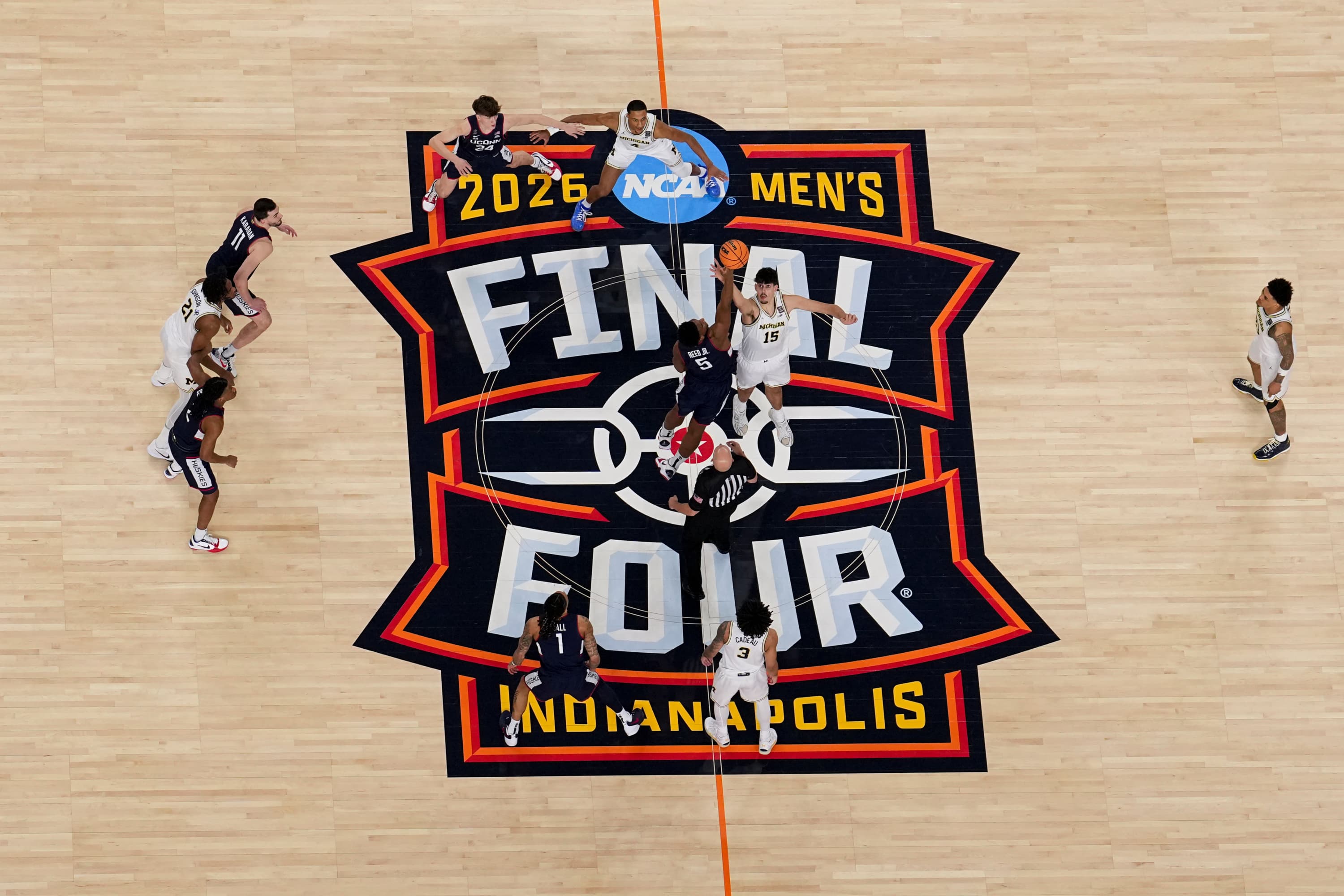 Salto inicial de la final universitaria.