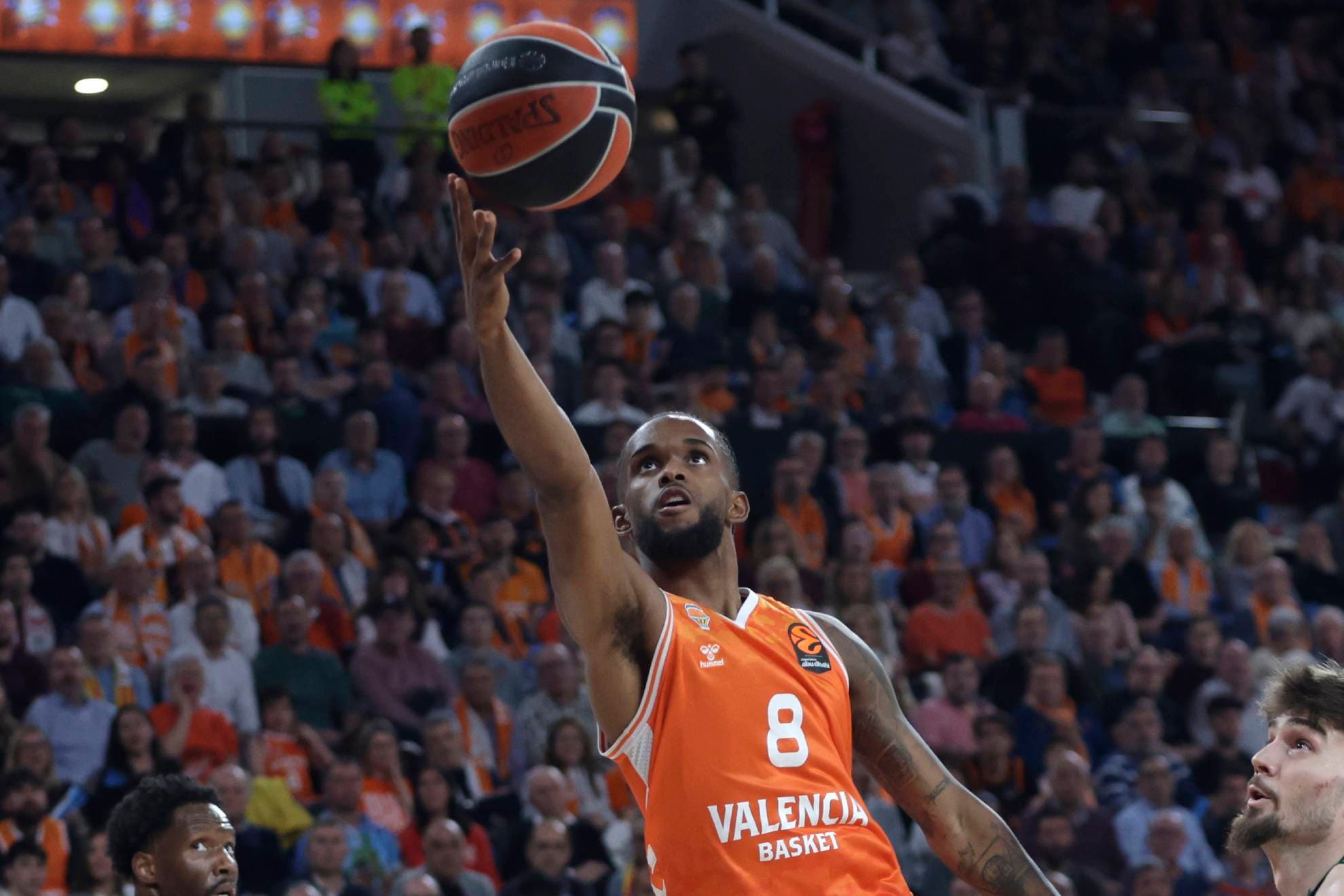 Los 'Lakers del Turia' maravillan a la Euroliga con Pedro Martínez alerta: "No es un halago, es inapropiado"