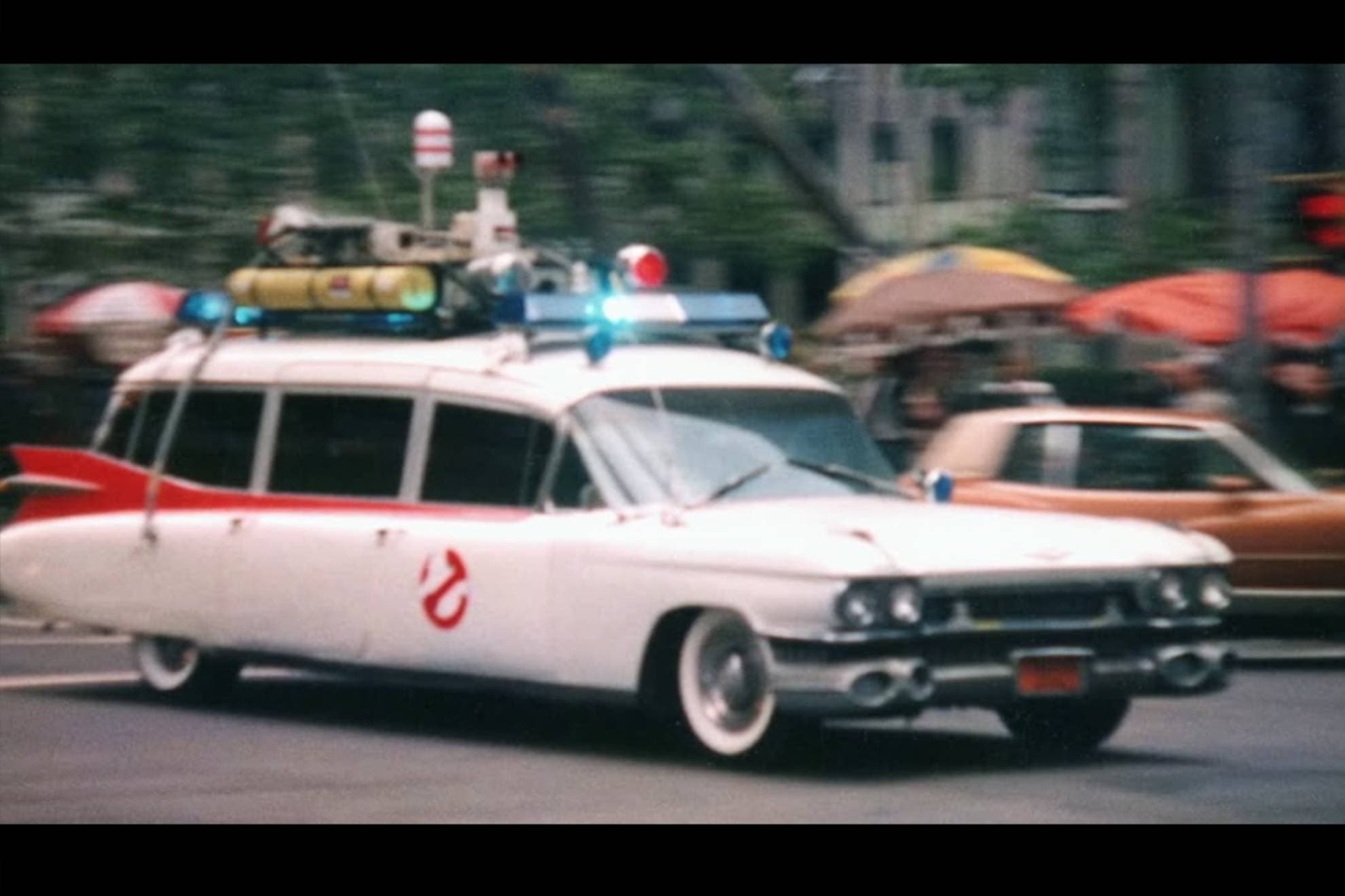 El coche, en un fotograma de la primera parte de Cazafantasmas.