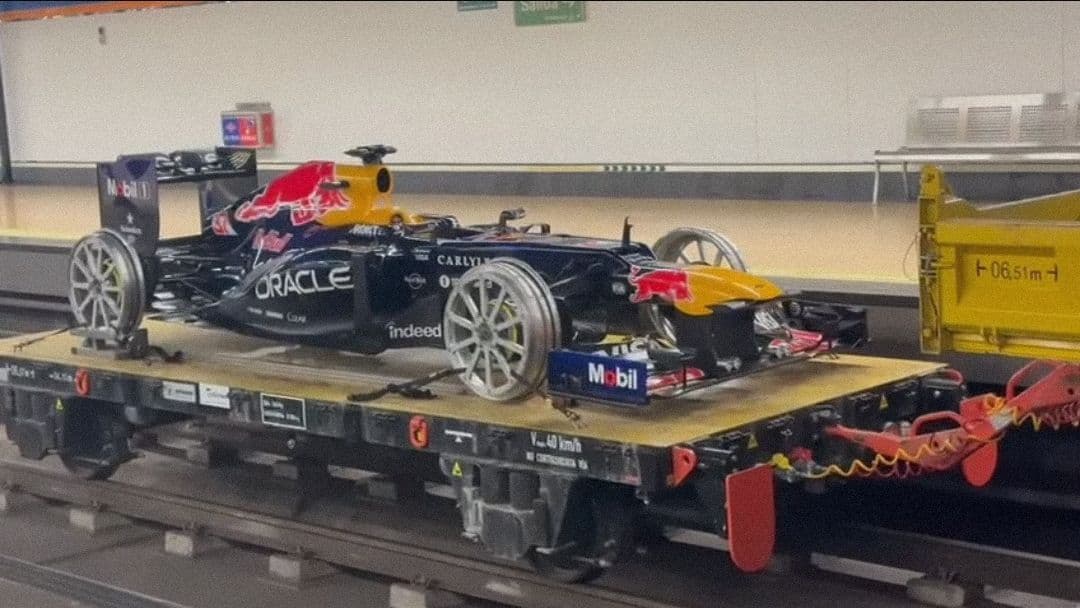 El F1, transportado.