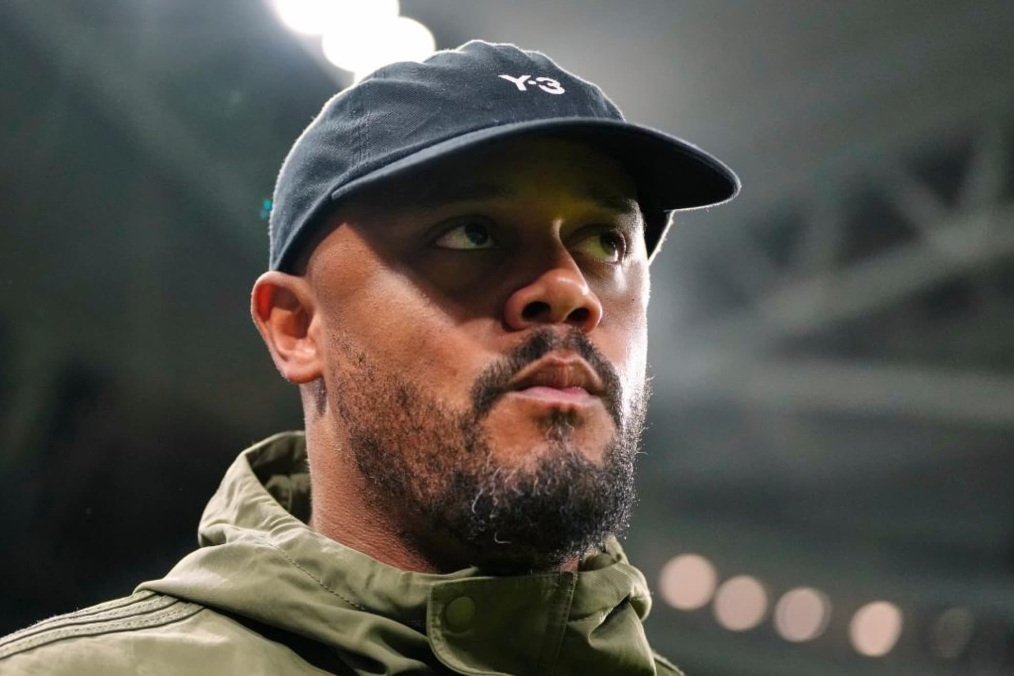 Vincent Kompany, con gorra, en el Santiago Bernabéu.