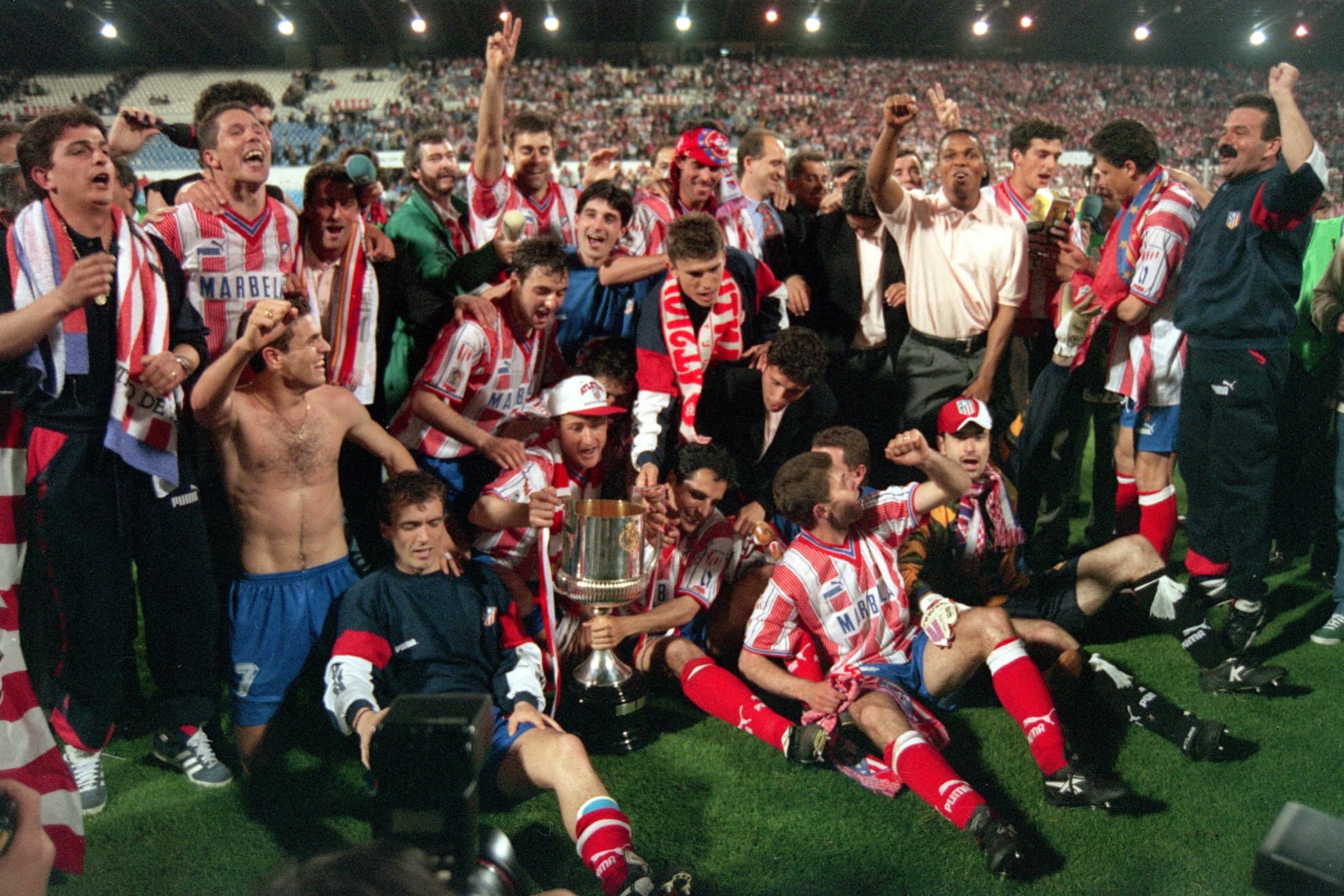 Los jugadores del Atlético celebrando la Copa del 96.
