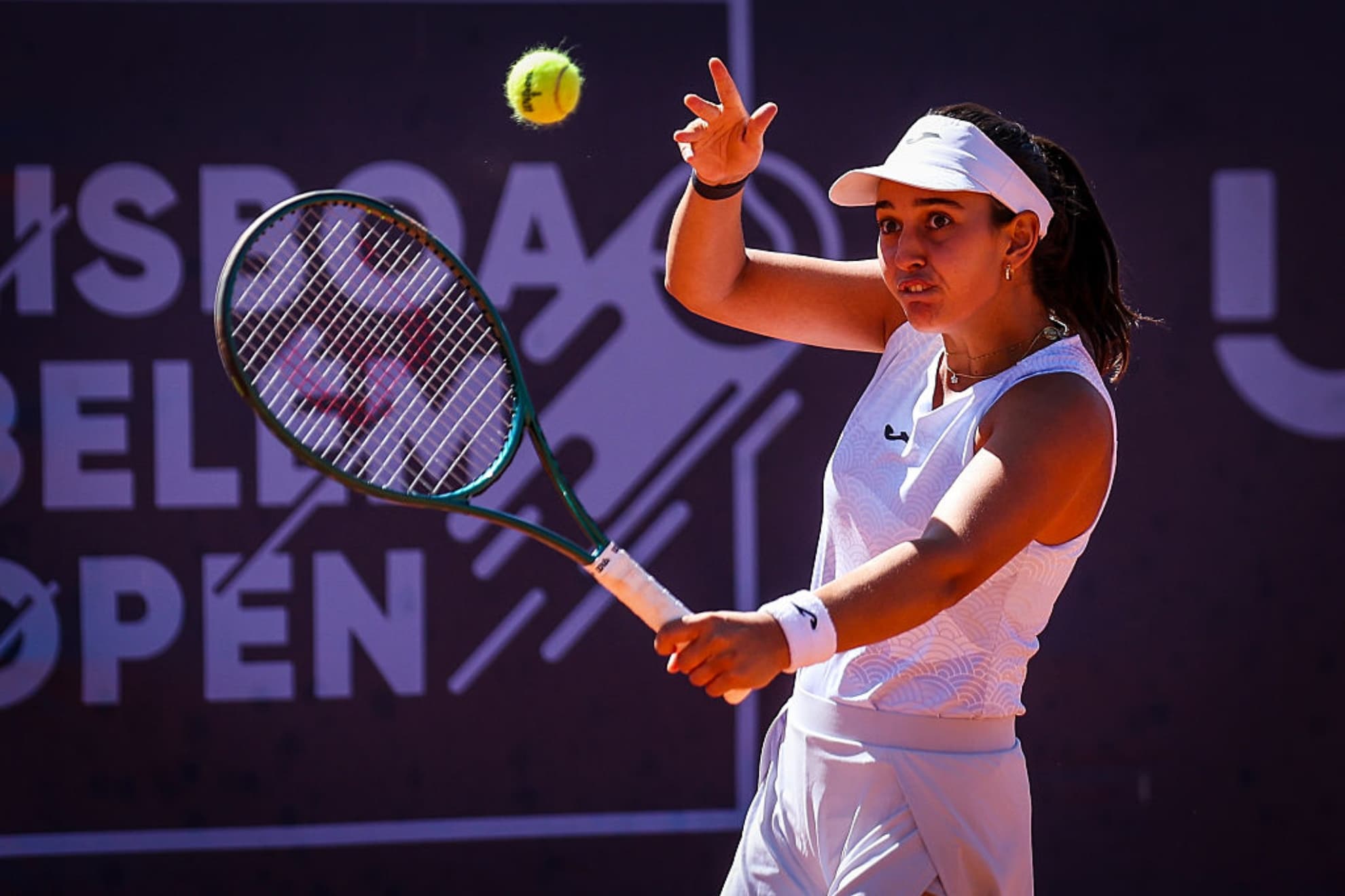 Romero corta la pelota.