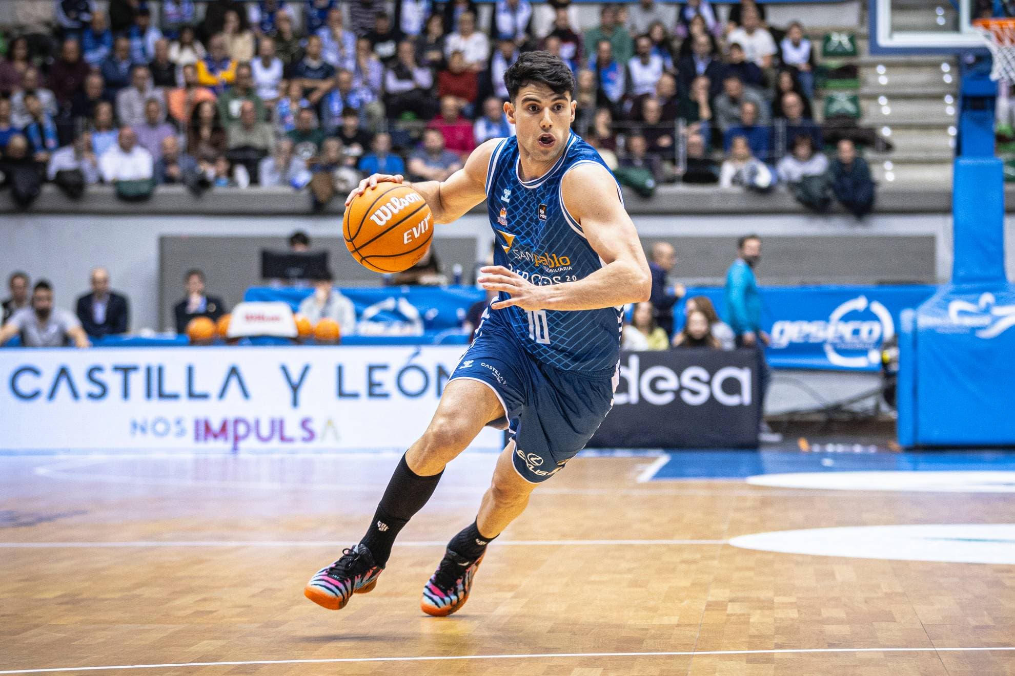 Gonzalo Corbalán dirige un ataque del Recoletas Salud San Pablo Buegos.