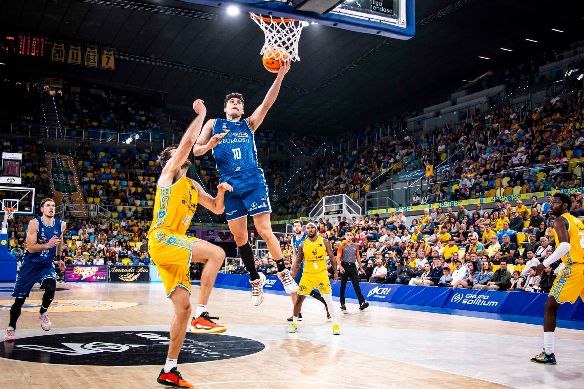 Gonzalo Corbalán hace una entrada a canasta en el partido ante el Dreamland Gran Canaria.