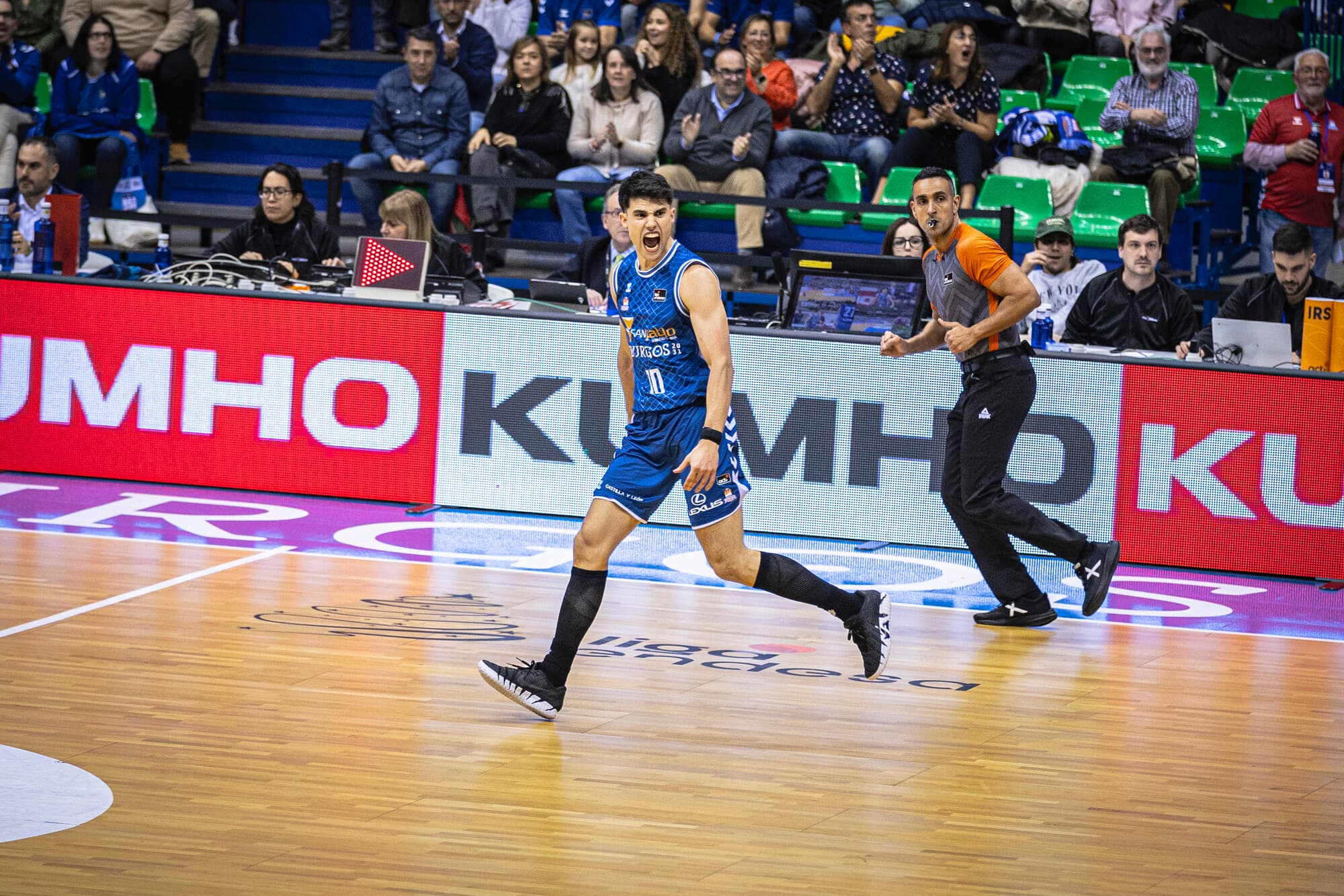 Gonzalo Corbalán celebra una canasta.