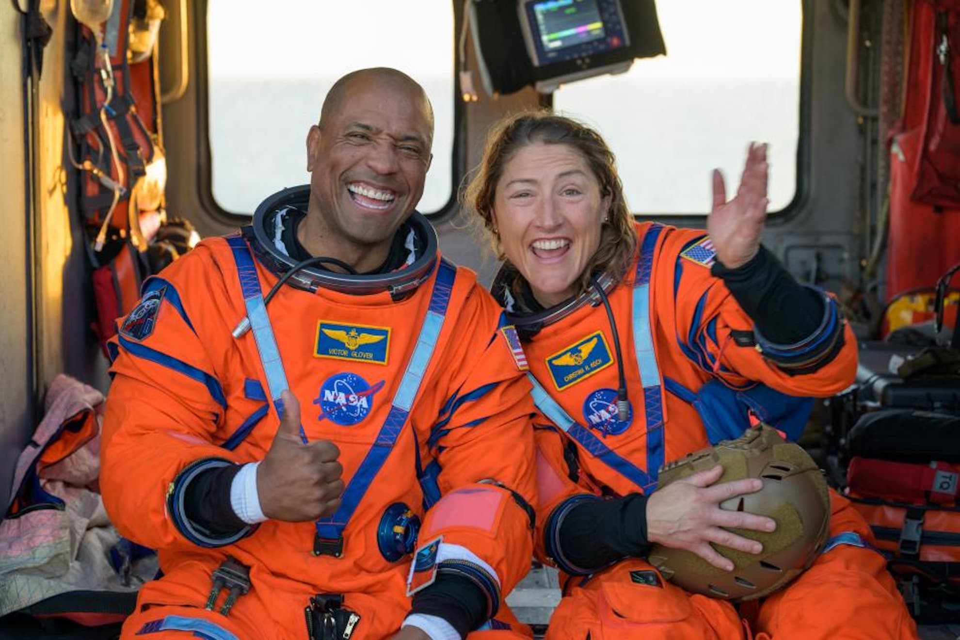 El astronauta Victor Glover (i), y la especialista de misión, la astronauta Christina Koch (d).