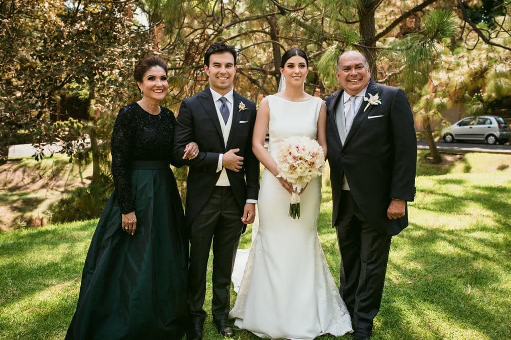 Checo Pérez, junto a Toño, en la boda del piloto.