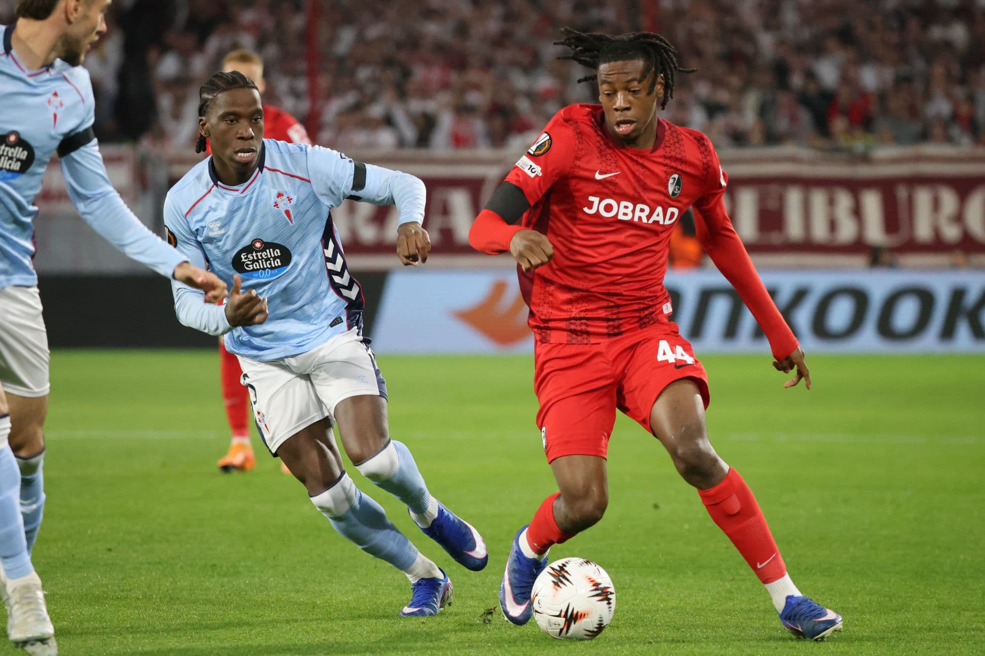 Manzambi, conduciendo ante Ilaix Moriba