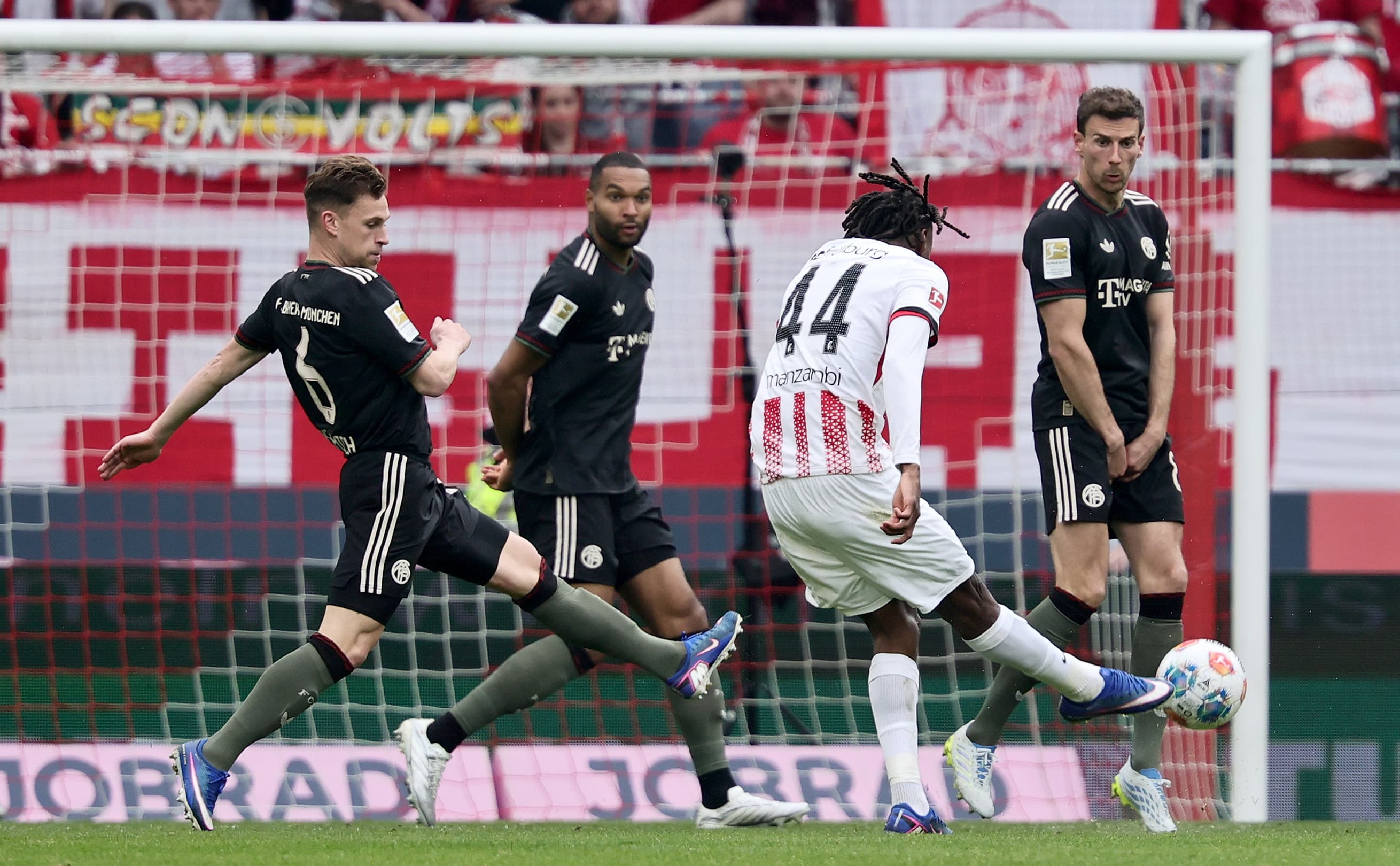 El golpeo de Manzambi para marcar ante el Bayern