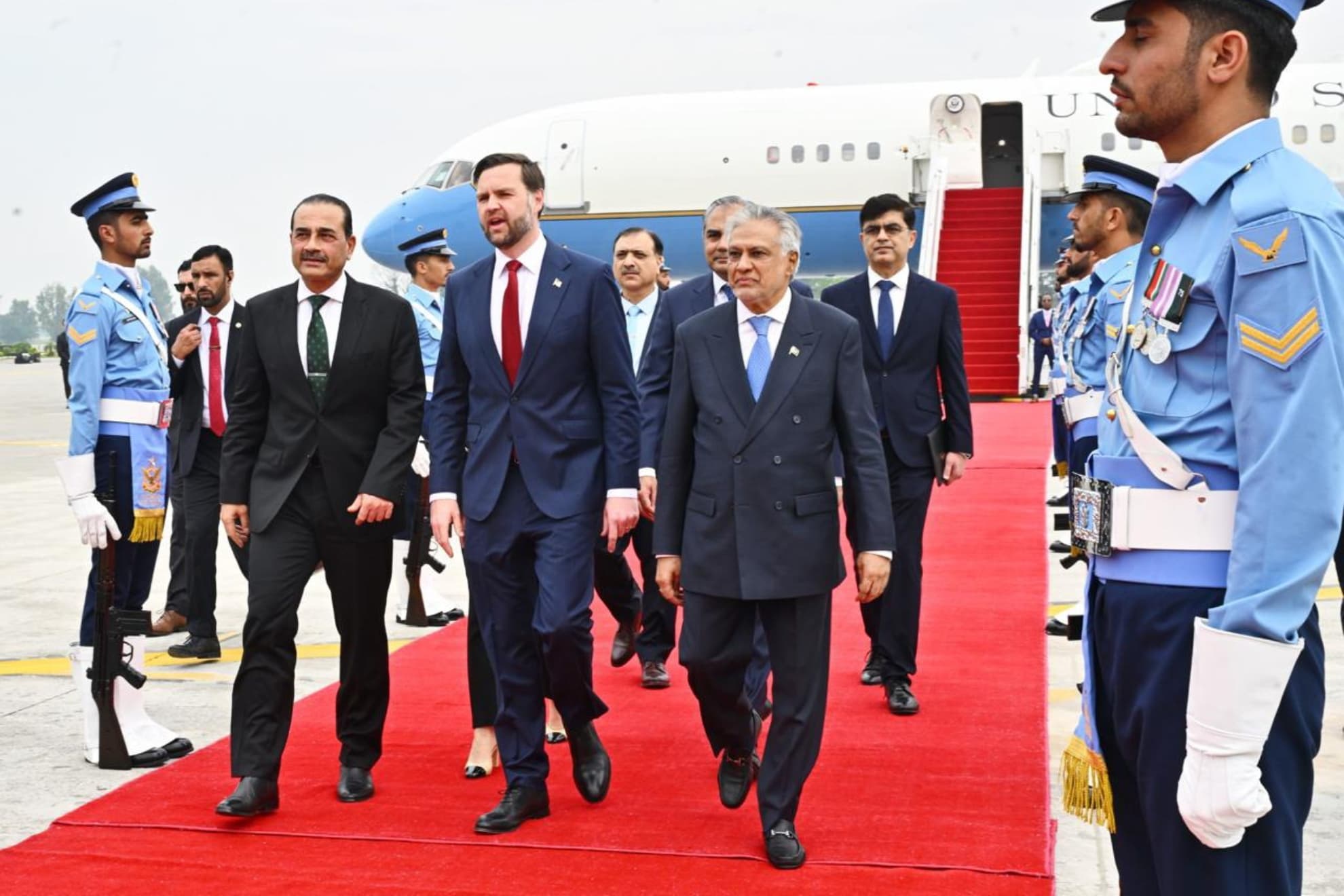 Un alto el fuego que pende de un hilo: el vicepresidente de EEUU aterriza en Pakistan para negociar la paz con Irán