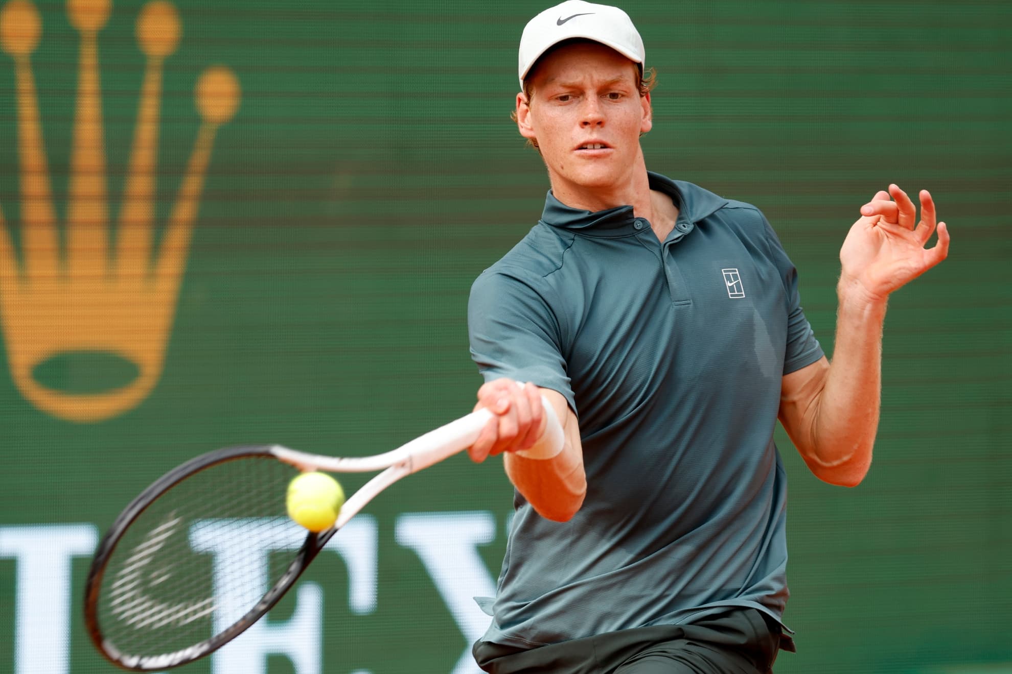 Sinner pega de derecha.