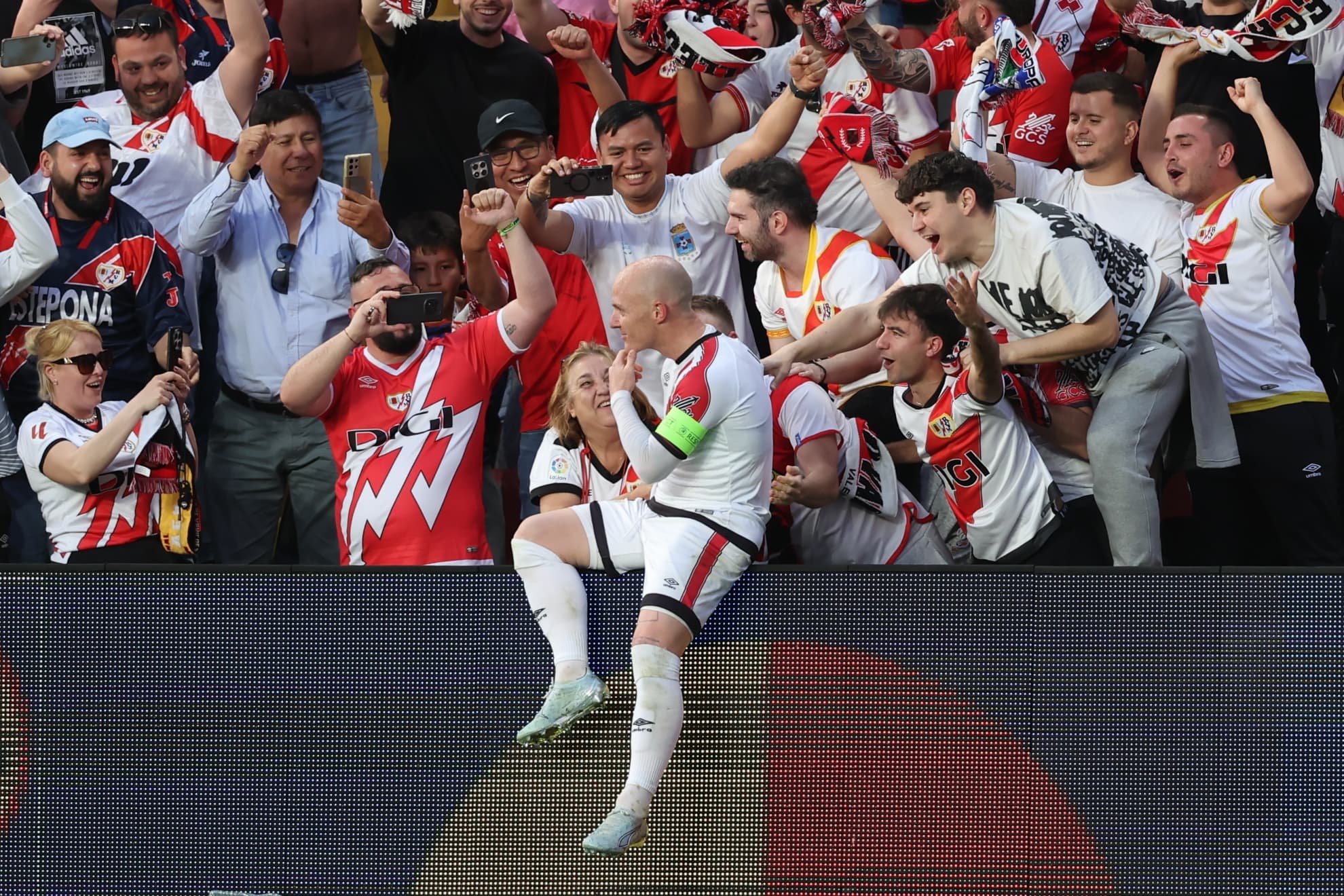 Isi celebra con la afición rayista su gol al AEK.