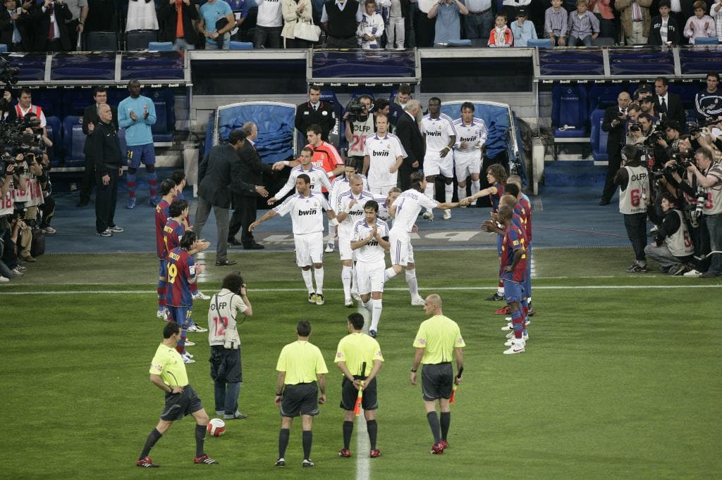 Pasillo del Barça al Madrid en 2008.