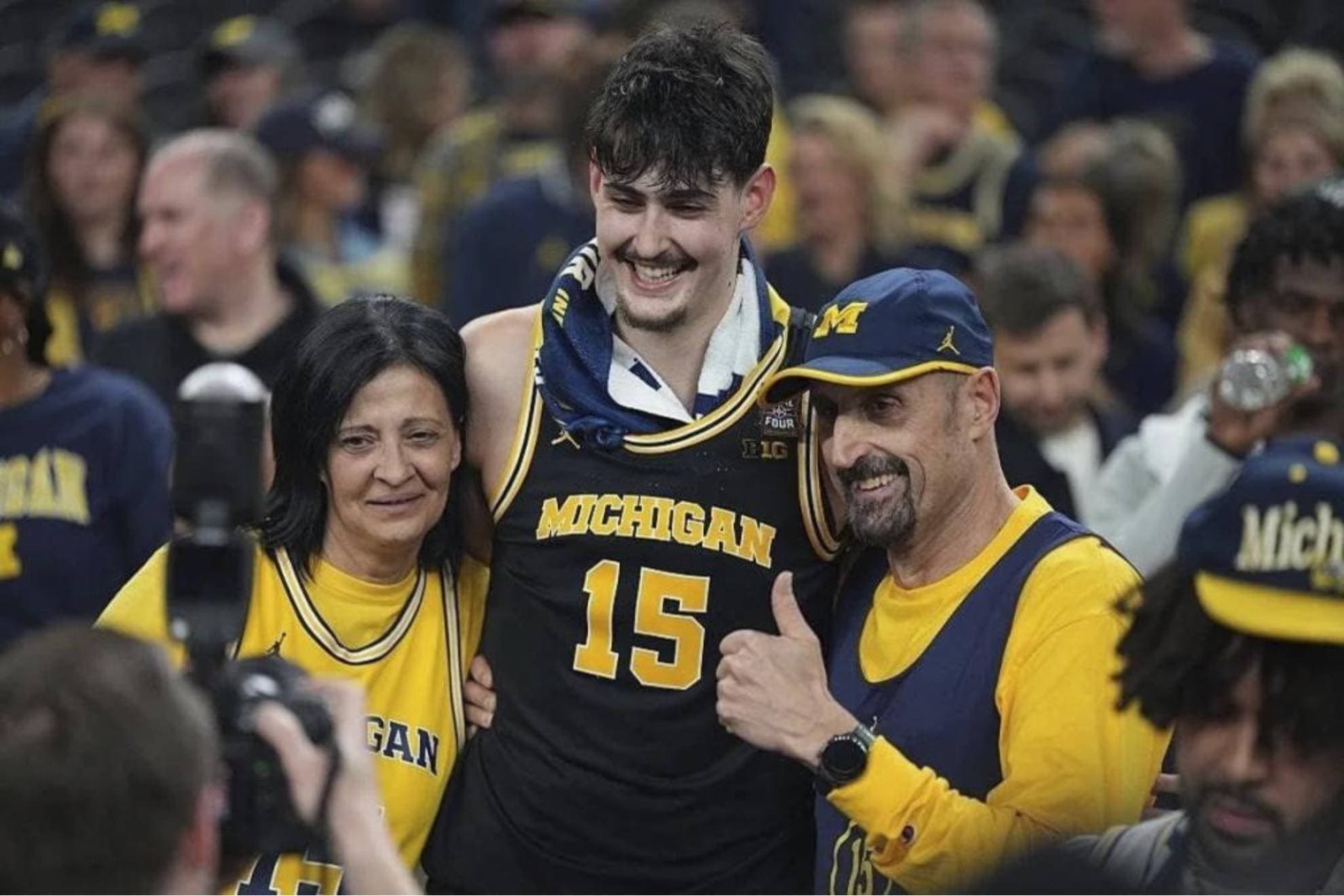 Aday Mara, flanqueado por sus padres tras conquistar el título de campeón de la NCAA.
