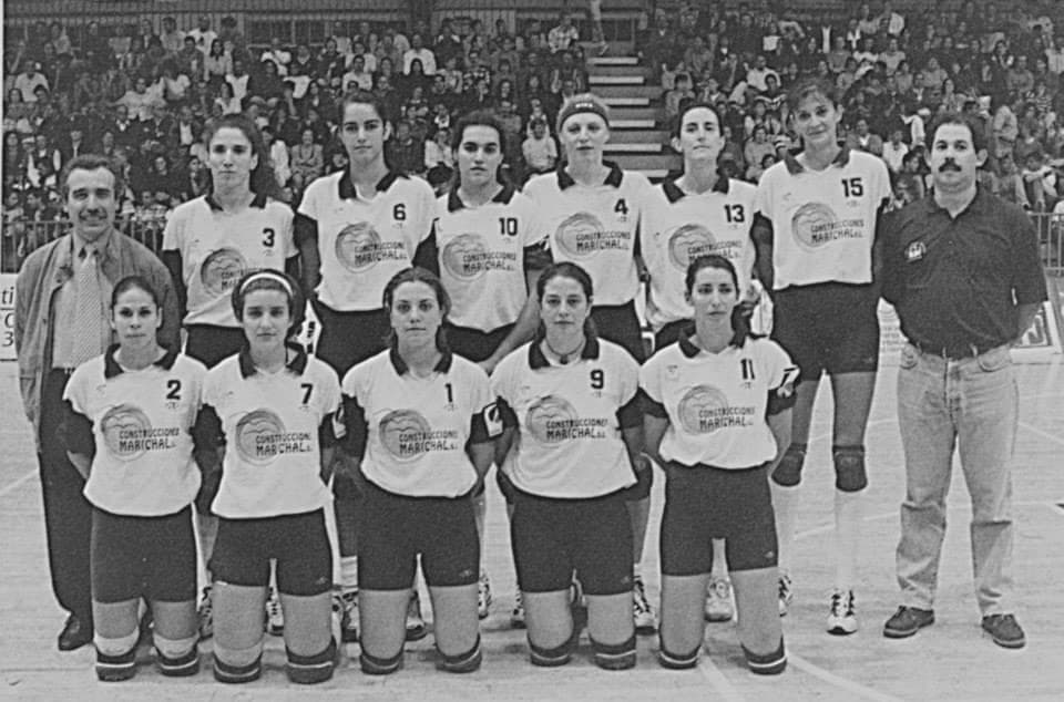 Angélica, madre de Aday, primera de arriba por la derecha, con el Marichal Tenerife.