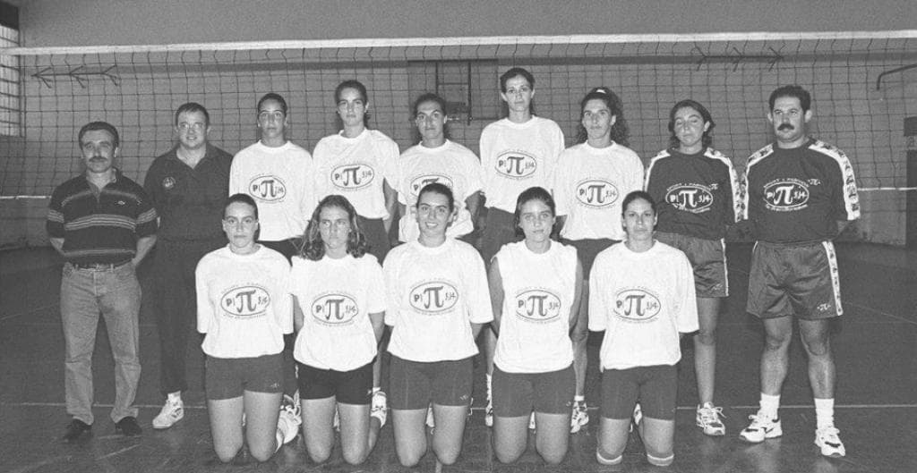 Angélica, madre de Aday Mara, la más alta de la fila de arriba.